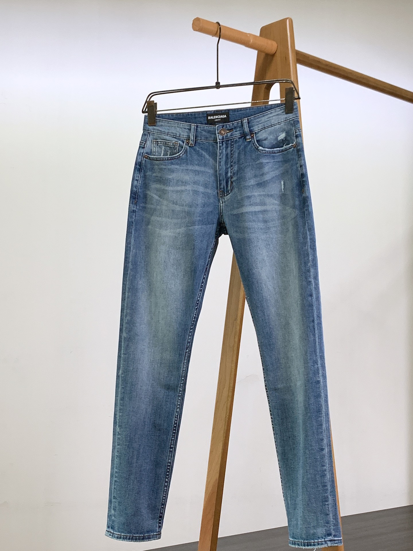 NO:124131,Balenciaga 2025SS early spring new product, high-end fashion sense, casual washing jeans. The fabric is very special, ultra-fine and fine imitation cotton yarn blend, super soft and comfortable. It has a casual, casual feeling, and also a relaxed and fashionable feeling. The fabric is refreshing, slightly stretchy, super soft and long wearing time, the whole pants are all traditional hand-wiping technology, natural stone grinding and light fermentation. The style belongs to the combination of small straight feet, and the details are exquisite. …………………………………………………………………………………………………………………………………………………………………………………………………………………………………………………………………………………………………………………………………………………………………………………………………………………………………………………………………………………………………………………………………………………………………………………………………………………………………………………………………………………………………………………………………………………………………………………………………………………………………………………………………………………………………………………………………………………………………………………………………………………………………………………19860909巴黎世家 2025SS早春新品 高级时装感,休闲洗水牛仔裤. 面料很特殊,超细精仿棉纱混纺,超柔舒适感. 具备牛仔随性感 ,休闲感 , 亦有轻松感 ,时尚感. 布面清爽,微弹力,超柔穿着时间长, 整条裤子全传统手擦工艺,自然石磨轻酵洗水. 版型属于合体小直脚剪裁,细节精致感. …………………………………………………… Size29-38,,balenciaga,jeans,alexander wang,Men's clothing