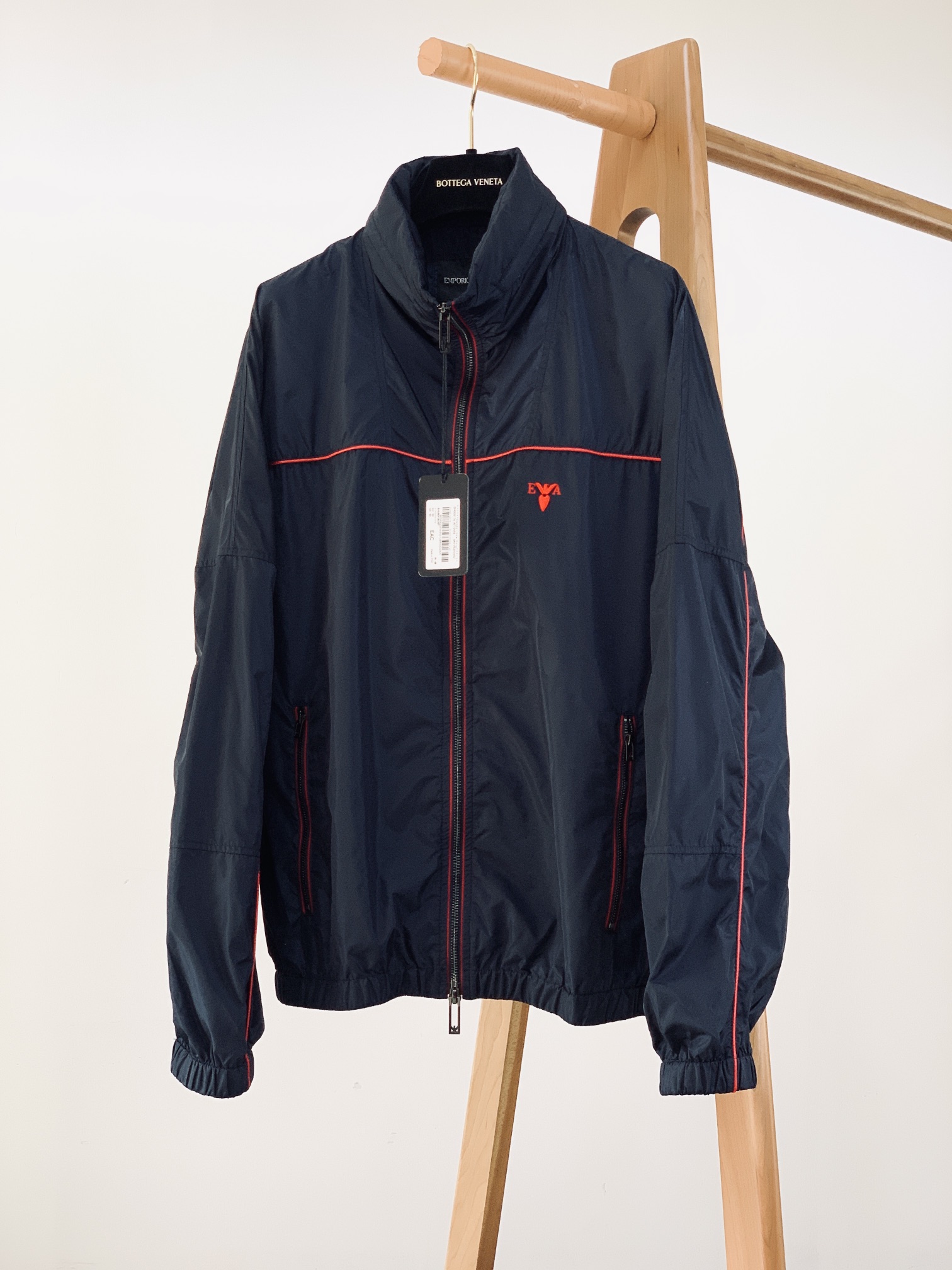 NO:124149,Emporio Armani 2025SS early spring new product, the same style as Yi Yang Qianxi, jacket, the upper body is slim and white in seconds, made of imported technology fabrics, the feel is perfect, sports and casual, satisfied with various daily outfits, full of upper body style, full of high-end feeling!  The embroidered logo on the chest, hidden coat design, and high-end customized hardware engraving zipper head accessories add an overall sense of layering, making a simple jacket rich immediately!  !  Keep warm and increase the layering of the outfit, the upper body effect is excellent ……………………………………………………………………………………………………………………………………………………………………………………………………………………………………………………………………………………………………………………………………………………………………………………………………………………………………………………………………………………………………………………………………………………………………………………………………………………………………………………19860909Emporio Armani 阿玛尼 2025SS早春新品 易洋千玺同款 夹克外套,上身秒瘦显白 ,进口科技面料打造,手感处理完美,运动休闲于一身,满足于日常各种穿搭,上身型款十足,满满的高级感！胸前密针刺绣标识,隐藏式衣帽设计,高端定制五金刻字拉链头辅料,增加了整体的层次感,让简单的夹克外套也可以立马变得丰富起来啦！！保暖又能增加穿搭的层次感,上身效果超赞 …………………………………………………… Size48-54,,armani,armani,jackets & coats,jackets & coats,hats,alexander wang,Men's clothing