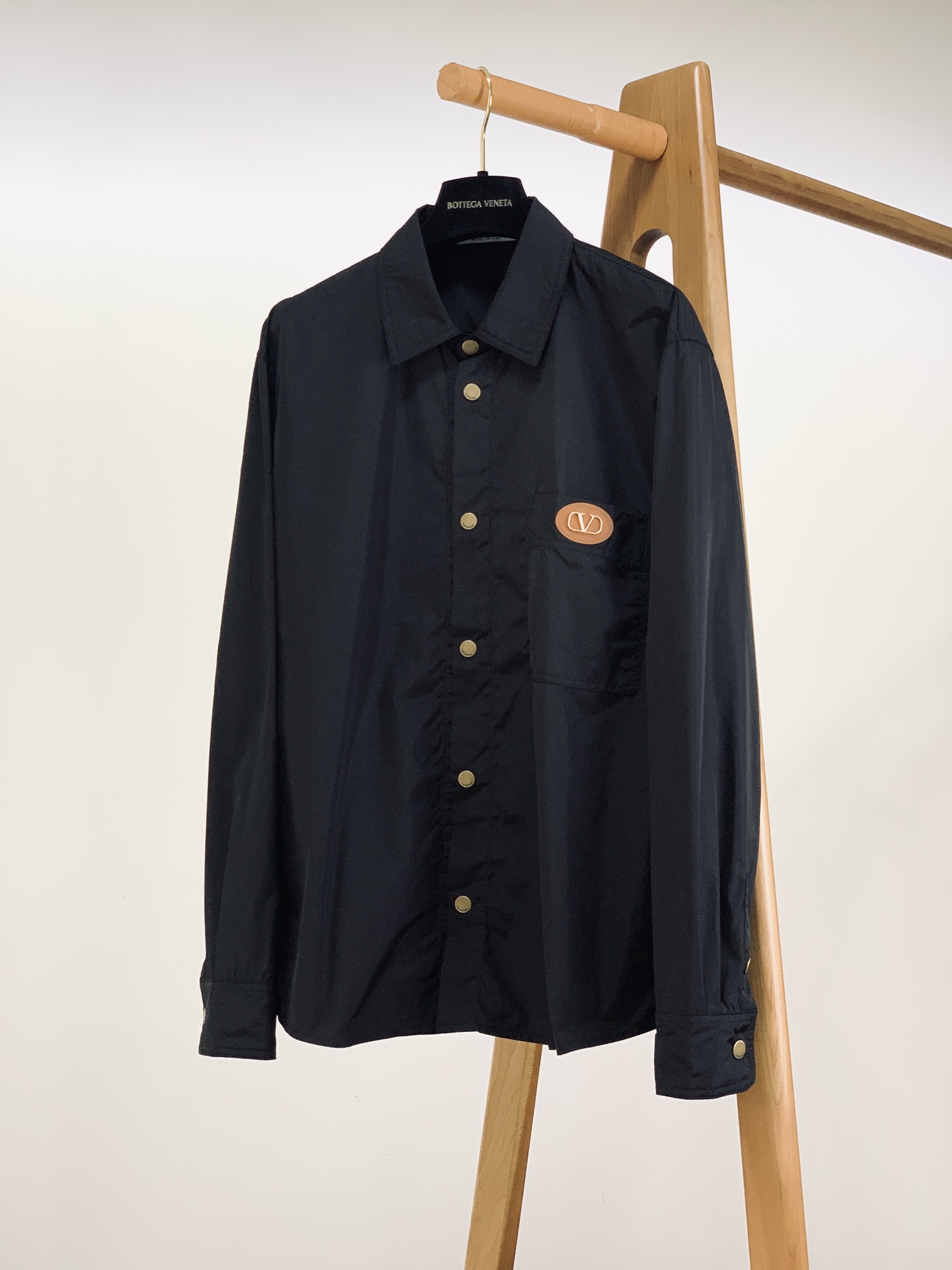 NO:124147,Valentino 2025SS early spring new logo nylon jacket. It is made of nylon material. This fabric is lightweight, wear-resistant, waterproof and wind-proof, which is very suitable for outdoor activities or daily wear. This cleverly combines sports style with simple lines, which not only shows the vitality and freedom of decoration, but also provides the simplicity and elegance of fashionable clothing. Applying lapels on it not only retains the elegant temperament, but also adds a sense of layering. It makes it suitable for formal wear and a capable professional image; it can also be matched with casual wear to create a casual and comfortable atmosphere. The embroidered logo not only highlights the brand's unique identity, but also increases the texture and layering. The same style of men and women, M-size clothes 71 bust 116 sleeve length 63.5 L-size clothes 73 bust 120 sleeve length 65  XL size clothes 75 bust 124 sleeve length 66.5 XXL size clothes 77 bust 128 sleeve length 68 ………………………………………………………………………………………………………………………………………………………………………………………………………………………………………………………………………………………………………………………………………………………………………………………………………………………………………………………………………………………………………………………………………………………………………………………………………………………………………………………………………………………………………………………………………………………………………………………………………………………………………………………………………………………………………………………………………………………………………………………………………………………………………………………………………………………………………………………………………………………………………………………………………………………………………………………………………………………………………19860909Valentino 华伦天奴 2025SS早春新品 徽标尼龙外套.选用尼龙材质,这种面料具有轻便、耐磨、防水防风等特点,非常适合户外活动或日常穿着. 这款巧妙地将运动风格与简洁线条相结合,既展现了饰的活力与自由,又不失时尚服饰的简洁大方. 将翻领应用于上,既保留了的优雅气质,又为增添了层次感.使得既适合搭配正装穿着,展现出干练的职业形象；也能与休闲装搭配,营造出随性、自在的氛围. 刺绣徽标作为点缀,既彰显了品牌的独特身份,又增加了的质感和层次感. 男女同款 M码衣长71 胸围116 袖长63.5 L码衣长73 胸围120 袖长65 XL码衣长75 胸围124 袖长66.5 XXL码衣长77 胸围128 袖长68 …………………………………………………… SizeM-XXL,,valentino,valentino,jackets & coats,alexander wang,Men's clothing