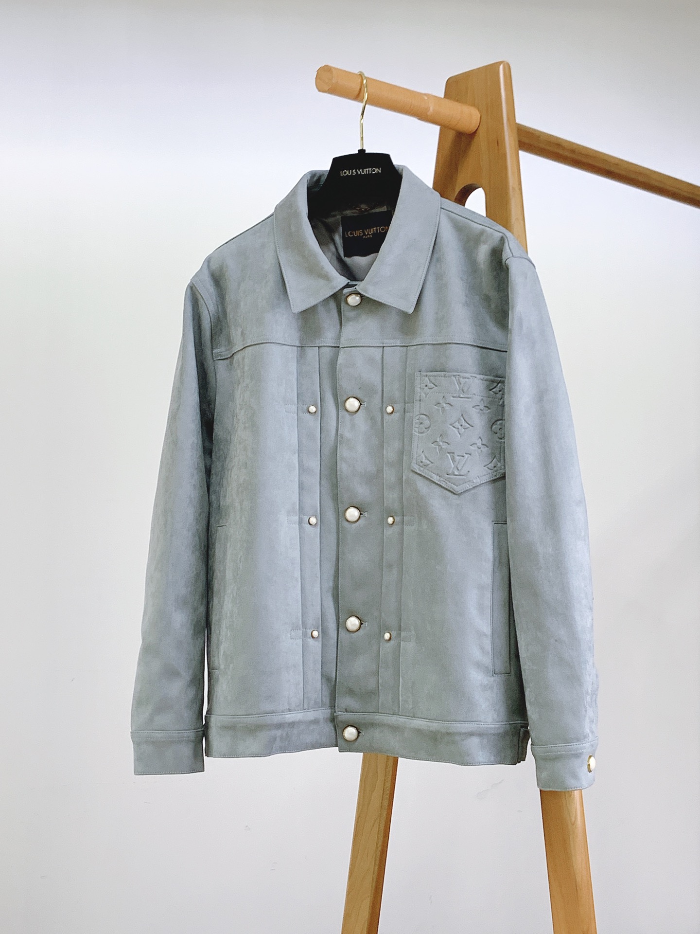 NO:124135,Louis Vuitton 2025SS early spring new product casual jacket, large body made of elk leather, guest pearl engraving buttons, Monogram embossed pocket decoration on the chest, the upper body is handsome and fashionable, simple and eye-catching. Fashionable and versatile, suitable for everyday wear, very high space for mixing and matching, controls any occasion, business commuting, official law, street leisure, etc. The upper body effect is capable and stylish, and the wardrobe is excellent for business leisure and high attendance!  It comes with excellent brightness and smooth feel. The overall bone position layering effect of the clothes is very natural. The details are perfectly presented ……………………………………………………………………………………………………………………………………………………………………………………………………………………………………………………………………………………………………………………………………………………………………………………………………………………………………………………………………………………………………………………………………………………………………………………………………………………19860909LouisVuitton 路易威登 2025SS早春新品 休闲夹克外套,大身采用麋鹿皮打造,客供珍珠刻字纽扣,胸前Monogram压花衣兜装饰,上身帅气又时髦,既简单又吸睛.时尚百搭,符合日常各种穿搭,混搭兼容空间极高,驾驭任何场合,商务通勤、公务律政、出街休闲等,上身效果干练有型,衣橱商务休闲绝佳的高出勤率！自带优秀的亮度以及顺滑手感.衣服整体的骨位层次效果非常自然.细节完美呈现 …………………………………………………… SizeM-XXL,,louis vuitton,louis vuitton,jackets & coats,jackets & coats,alexander wang,Men's clothing