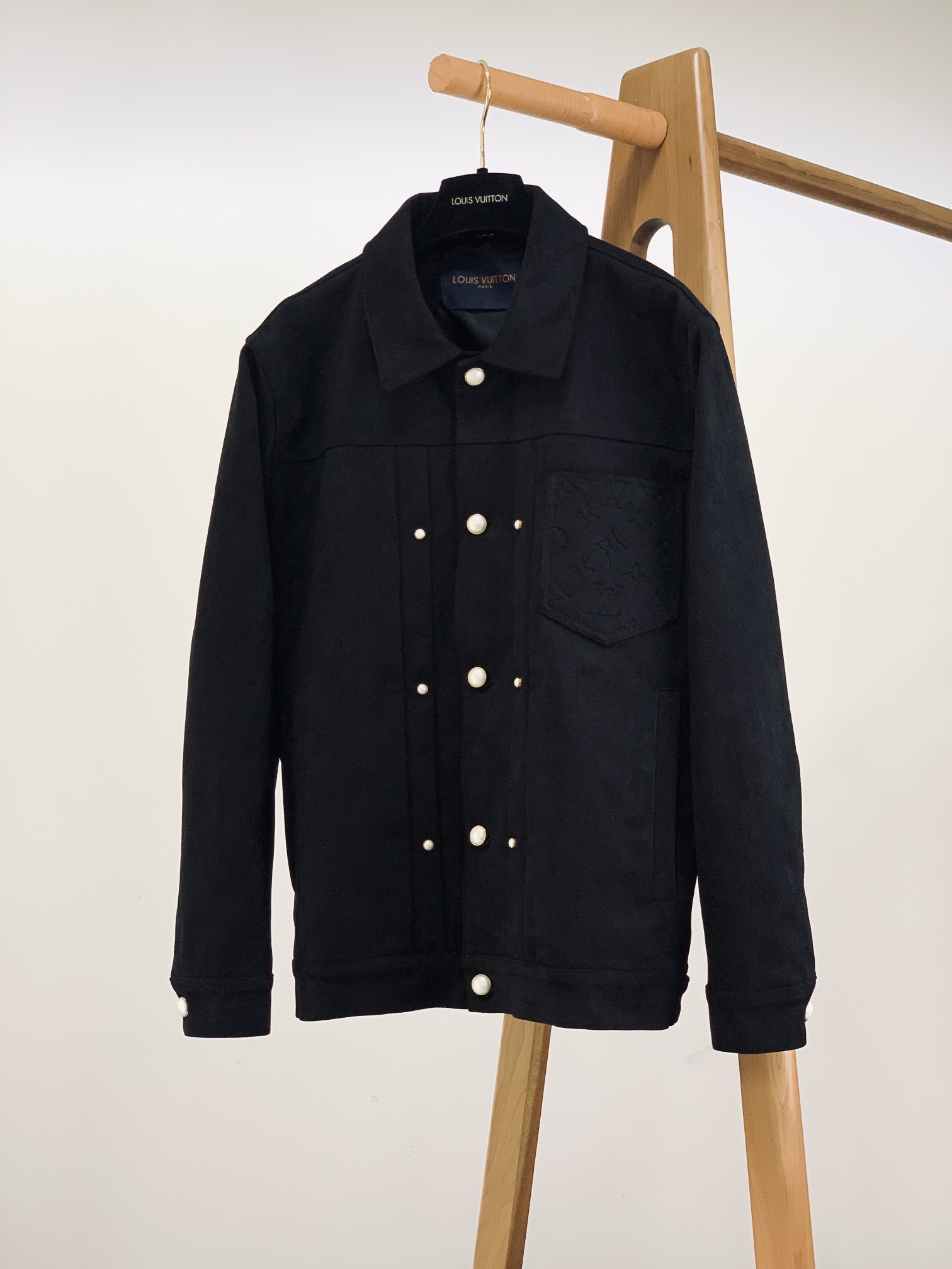 NO:124154,Louis Vuitton 2025SS early spring new product casual jacket, large body made of elk leather, guest pearl engraving buttons, Monogram embossed pocket decoration on the chest, the upper body is handsome and fashionable, simple and eye-catching. Fashionable and versatile, suitable for everyday wear, very high space for mixing and matching, controls any occasion, business commuting, official law, street leisure, etc. The upper body effect is capable and stylish, and the wardrobe is excellent for business leisure and high attendance!  It comes with excellent brightness and smooth feel. The overall bone position layering effect of the clothes is very natural. The details are perfectly presented ……………………………………………………………………………………………………………………………………………………………………………………………………………………………………………………………………………………………………………………………………………………………………………………………………………………………………………………………………………………………………………………………………………………………………………………………………………………19860909LouisVuitton 路易威登 2025SS早春新品 休闲夹克外套,大身采用麋鹿皮打造,客供珍珠刻字纽扣,胸前Monogram压花衣兜装饰,上身帅气又时髦,既简单又吸睛.时尚百搭,符合日常各种穿搭,混搭兼容空间极高,驾驭任何场合,商务通勤、公务律政、出街休闲等,上身效果干练有型,衣橱商务休闲绝佳的高出勤率！自带优秀的亮度以及顺滑手感.衣服整体的骨位层次效果非常自然.细节完美呈现 …………………………………………………… SizeM-XXL,,louis vuitton,louis vuitton,jackets & coats,jackets & coats,alexander wang,Men's clothing