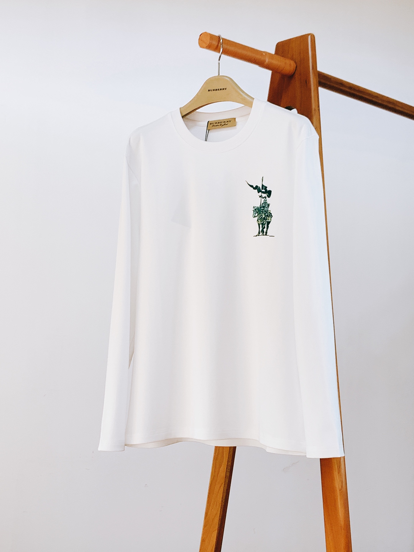 NO:124117,Burberry 2025SS early spring new product casual long-sleeved base shirt, three-dimensional logo silhouette half-sleeved base T-shirt, high-stretch long-length cotton, with a glutinous and skin-skinned feel, soft and tough. Liquid ammonia processing, toughness and wrinkle resistance have been greatly improved. The micro-contour tailoring is very well-placed, and the chest equestrian foam printing pattern is extremely recognizable. Simple and easy to match, a must-have item for single-wear base, two-color recommendation …………………………………………………………………………………………………………………………………………………………………………………………………………………………………………………………………………………………………………………………………………………………………………………………………………………………………………………………………………………………………………………………………………………………………………………………………………………………………………………………………………………………………………………………………………………………………………………………………………………………………………………………………………………………………………………………………………………………………………………………………………19860909Burberry 巴宝莉 2025SS早春新品 休闲长袖打底衫,立体感logo廓形半袖打底T恤,高支长绒棉打造,手感面糯有骨感,柔而有韧性.液氨工艺处理,韧性和抗皱性能得到大幅度提高.微廓形剪裁很到位 , 胸前马术发泡印花图案,辨识度极高.简约易搭配,单穿打底必备单品,两色推荐 …………………………………………………… SizeM-3XL,,burberry,burberry,tees，t-shirt,alexander wang,Men's clothing