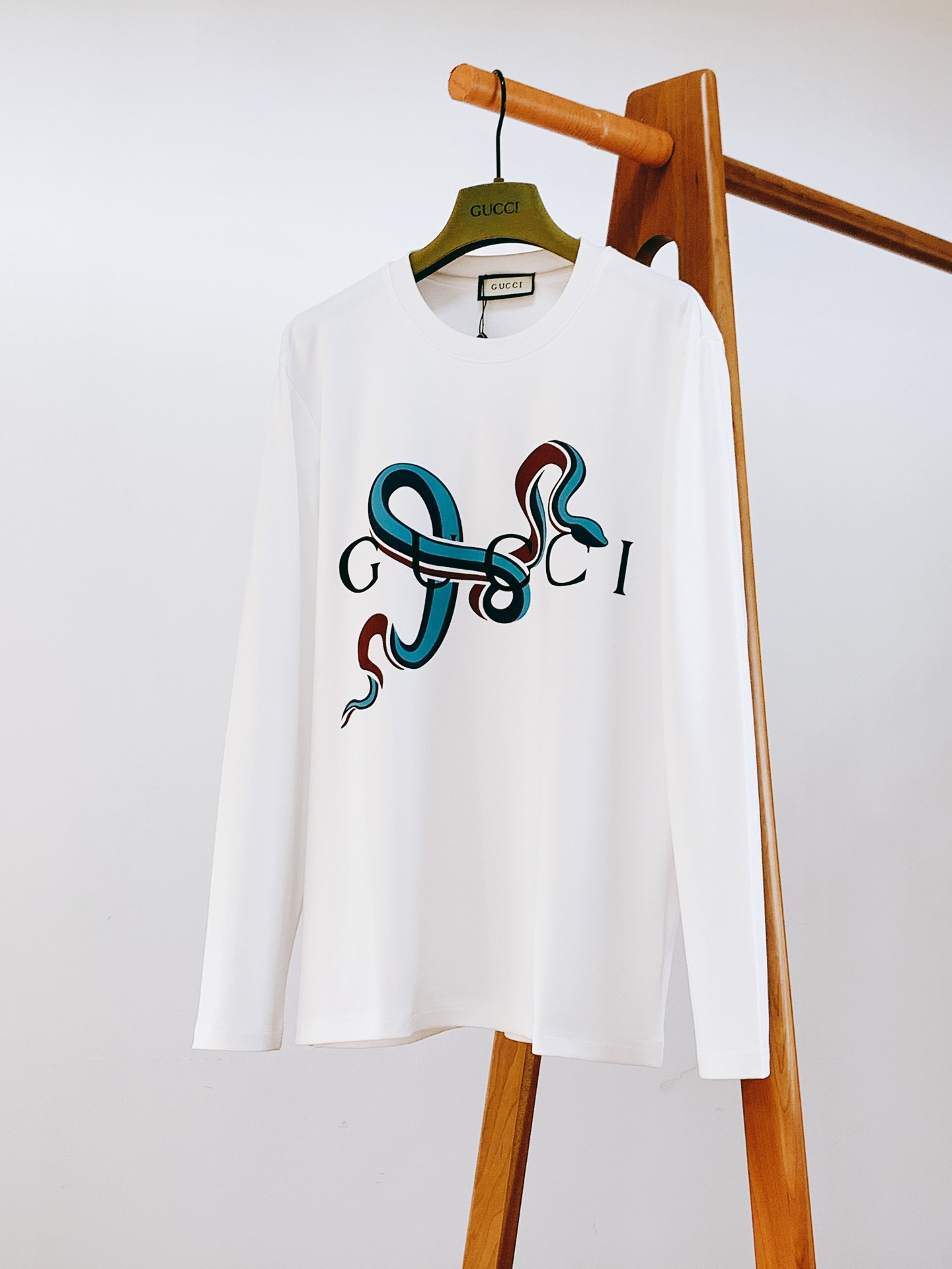 NO:124108,Gucci 2025SS Early Spring New Product Snake Year Limited-time casual long-sleeved base shirt, three-dimensional logo silhouette half-sleeved base T-shirt, high-stretch long-sleeved cotton, with a glutinous and skin-skinned surface, soft and tough. Liquid ammonia processing, toughness and wrinkle resistance have been greatly improved. The micro-contour cut is very well-in-placed, and the chest is marked with a markless and compressed printed logo, which is extremely recognizable. Simple and easy to match, a must-have item for single-wear base, two-color recommendation …………………………………………………………………………………………………………………………………………………………………………………………………………………………………………………………………………………………………………………………………………………………………………………………………………………………………………………………………………………………………………………………………………………………………………………………………………………………………………………………………………………………………………………………………………………………………………………………………………………………………………………………………………………………………………………………………………………………………19860909Gucci 古驰 2025SS早春新品 蛇年限定休闲长袖打底衫,立体感logo廓形半袖打底T恤,高支长绒棉打造,手感面糯有骨感,柔而有韧性.液氨工艺处理,韧性和抗皱性能得到大幅度提高.微廓形剪裁很到位 , 胸前无痕压胶印花标识,辨识度极高.简约易搭配,单穿打底必备单品,两色推荐 …………………………………………………… SizeM-3XL,,gucci,gucci,tees，t-shirt,alexander wang,Men's clothing