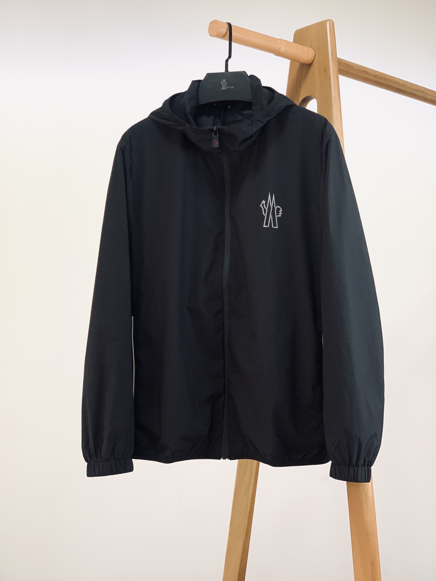 NO:124126,Moncler masked waterproof jacket hooded jacket, trade company channels, original OEM. The outer layer of this jacket is super soft polyester fiber windproof and waterproof, and has both function and fashion. The fabric of polyester fiber is smooth and delicate and waterproof, presents a fine texture and shimmer feeling, very soft and smooth, with a drooping feeling, the fabric is firm and solid, with strong wrinkle resistance, and the selected new fabric is environmentally friendly and sustainable. All are made of high-density fabrics, with delicate and soft feel, and the upper body is wide and stylish, with invincible texture, excellent skin-friendly, and the texture is high-end and gorgeous!  The simple and capable design is elegant and elegant, and the neat tailoring techniques make the upper body fit and the outline is upright and tough. The pocket is a work of art designed to withstand consideration. The angle of the quilting line and the curve of the line are all professionally designed, and every stroke and every painting has its meaning. The designer and craftsman's ingenious colors match the tacit understanding, and enjoy comfort under the fashionable, elegant and handsome look!  People with high elegance and classic tastes in the upper body!  Unique textile technology, high and texture, full color of the fabric, reliable and resistant to washing. The touch feels soft and elastic, the upper body is locked in a relaxed and free manner and keeps warm all the time. It is definitely the best choice for people with taste. ………………………………………………………………………………………………………………………………………………………………………………………………………………………………………………………………………………………………………………………………………………………………………………………………………………………………………………………………………………………………………………………………………………………………………………………………………………………………………………………………………………………………………………………………………………………………………………………………………………………………………………………………………………………………………………………………………………………………………………………………………………………………………………………………………………………………………………………………………………………………………………………………………………………………………19860909Moncler 蒙口 防水夹克连帽外套,贸易公司渠道稀出,原厂代工出品.该款夹克外层超柔聚酯纤维防风防水,功能与时尚型兼具.聚酯纤维成分的织物布面光洁细腻而且防水,呈现出细密的肌理和微光感,非常柔软适顺滑有垂感,面料牢固结实,抗皱性强,挑选的新型面料环保可持续性使用.均为高密度织物制造而成,手感细腻柔软,穿着上身挺阔有型,质感无敌,亲肤性绝佳,肌理纹路透着高级和华丽感！简单干练的设计,富有气质又不失儒雅,加上利落的剪裁手法,使得上身后的版型合体服帖,轮廓挺拔硬朗.口袋是经过设计的经得住推敲的艺术品,绗线的角度,走线的弧度都是经过专业的设计,每一笔每一画都有他的意义.设计师与工艺师巧夺天工的颜色默契搭配,在时尚潇洒帅气之下又尽享舒适！穿着上身,即刻拥有高雅和经典品位的人士！独特的纺织工艺,高及质感,面料色泽饱满,牢靠耐水洗.触摸手感柔软有弹力,上身即锁温轻松洒脱时刻保暖.绝对是品位人士的不二之选. …………………………………………………… Size1-5码,,christian louboutin,Moncler,jackets & coats,jackets & coats,hats,alexander wang,Men's clothing