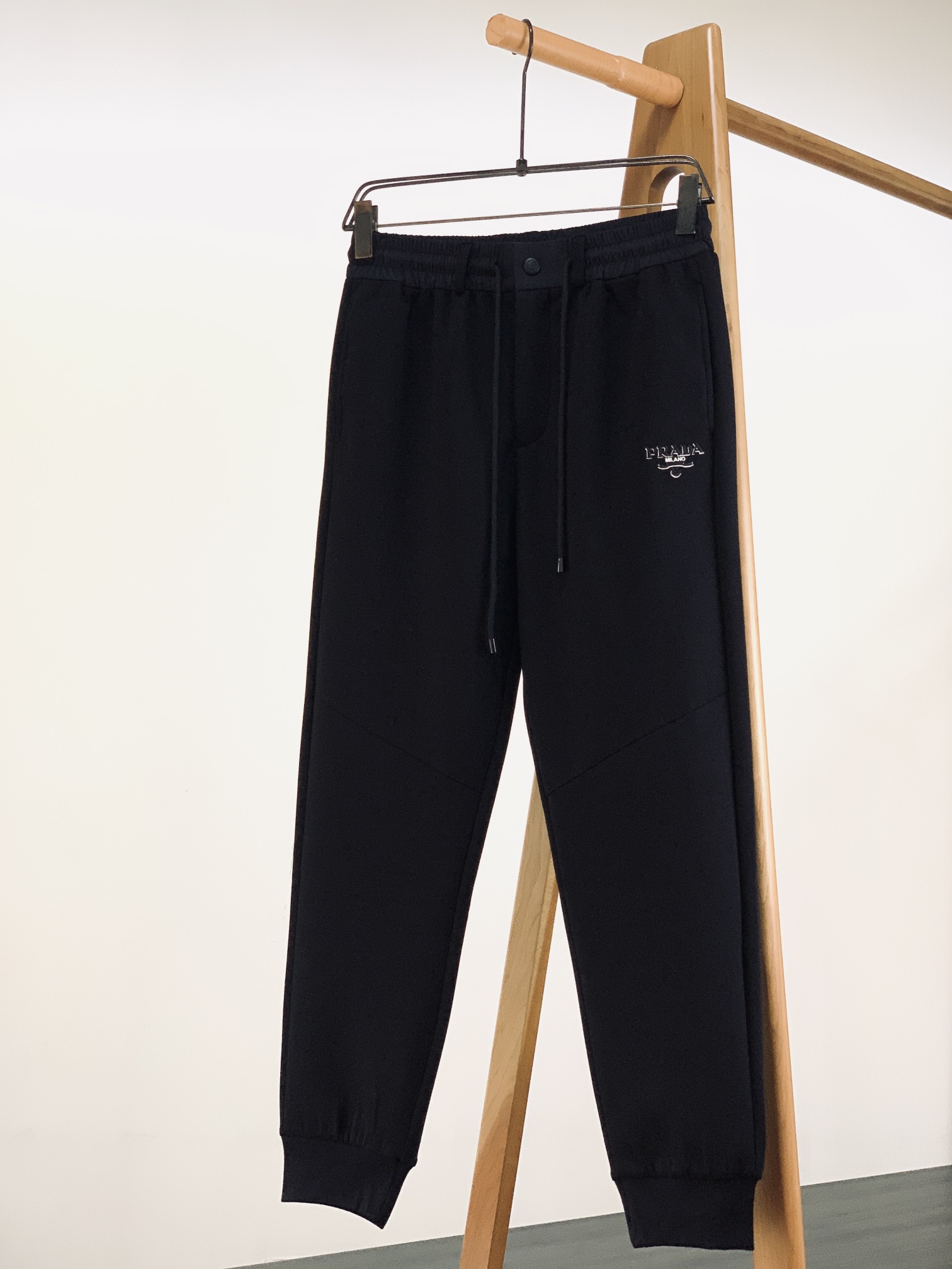 NO:124130,Prada 2025SS early spring new product drawstring embroidered casual pants Fashion series, unique composition design, drawstring casual pants Start ordering dyeing and spun. A large domestic manufacturer exports to Japan and supplies fabrics from several top brands. It feels soft and glutinous, quite wide and stylish, solving the problem of washing and discoloration. The pants are neat and atmospheric, and the upper body looks superb and handsome. ………………………………………………………………………………………………………………………………………………………………………………………………………………………………………………………………………………………………………………………………………………………………………………………………………………………………………………………………………………………………………………………………………………………………………………………………………………………………………………………………………………………………………………………………………………………………………………………………………………………………………………………………………………………………………………………………………………………………………………………………………………………………………………………………………………………………………19860909Prada 普拉达 2025SS早春新品 抽绳刺绣休闲裤 时尚系列,独特拼料设计,抽绳休闲裤 订纱开始订染和订纺. 国内某大厂出口日本 和供应几大顶级品牌的面料. 手感软糯 , 挺阔有型 , 解决 , 洗涤变色的问题. 裤型利落大气 , 上身显高超帅. …………………………………………………… SizeM-3XL,,prada,prada,alexander wang,Men's clothing