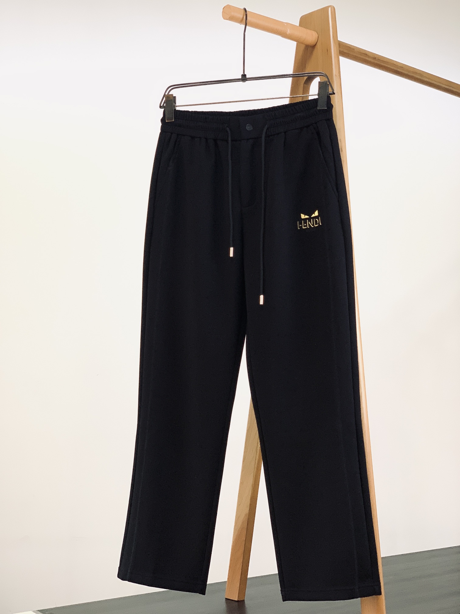 NO:124124,Fendi 2025SS early spring new product Little Monster series straight drawstring embroidered casual pants Fashion series, unique composition design, drawstring casual pants Start ordering dyeing and spinning. A large domestic manufacturer exports to Japan and supplies fabrics from several top brands. It feels soft and glutinous, quite wide and stylish, solving the problem of washing and discoloration. The pants are neat and atmospheric, and the upper body looks superb and handsome. ………………………………………………………………………………………………………………………………………………………………………………………………………………………………………………………………………………………………………………………………………………………………………………………………………………………………………………………………………………………………………………………………………………………………………………………………………………………………………………………………………………………………………………………………………………………………………………………………………………………………………………………………………………………………………………………………………………………………………………………………………………………………………………………………………………………19860909Fendi 芬迪 2025SS早春新品 小怪兽系列直筒抽绳刺绣休闲裤 时尚系列,独特拼料设计,抽绳休闲裤 订纱开始订染和订纺. 国内某大厂出口日本 和供应几大顶级品牌的面料. 手感软糯 , 挺阔有型 , 解决 , 洗涤变色的问题. 裤型利落大气 , 上身显高超帅. …………………………………………………… SizeM-3XL,,fendi,fendi,alexander wang,Men's clothing