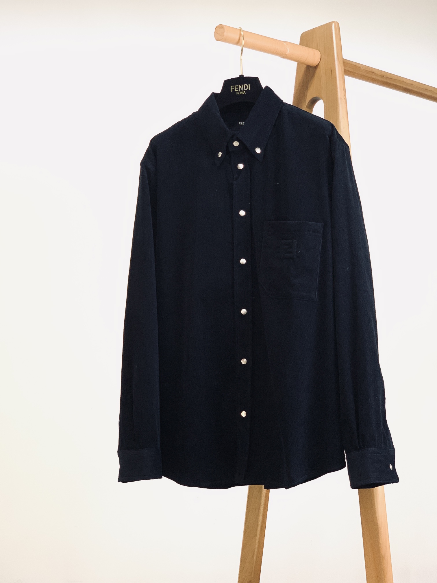 NO:125656,Fendi 2025SS Early Spring New Product Corduroy embroidered shirt jacket, with clever deconstruction and bold contrasting colors, and combined with the special corduroy of the first fabric, combines a set of functions and design values, and can be fashionable and brilliant in combination or separately matched. The delicate twill texture is slightly elastic in the horizontal direction, so it has excellent breathability, has the properties of wrinkle resistance and fabric resistance, and is easy to take care of. The upper body is fashionable and versatile, and is essential for casual business S bust 118 Clothes length 74 Shoulder width 48 M bust 122 Clothes length 75 Shoulder width 49 L bust 126 Clothes length 76 Shoulder width 50 XL bust 130 Clothes length 77 Shoulder width 52 ………………………………………………………………………………………………………………………………………………………………………………………………………………………………………………………………………………………………………………………………………………………………………………………………………………………………………………………………………………………………………………………………………………………………………………………………………………………………………………………………………………………………………………………………………………………………………………  coats,shirts,alexander wang19860909Fendi 芬迪 2025SS早春新品 灯芯绒绣花衬衫外套,以巧妙的解构和大胆的撞色出圈,再叠合第一织物定织的特种灯芯绒,集合了机能性和设计值的一组单品,成套组合或各自分搭,都能时髦出彩.细腻的斜纹肌理,横向微弹力,因此透气性极佳,具有抗皱耐造,易打理的属性.上身时尚百搭,休闲商务必备单品 S胸围118 衣长74 肩宽48 M胸围122 衣长75 肩宽49 L胸围126 衣长76 肩宽50 XL胸围130 衣长77 肩宽52 …………………………………………………… SizeS-XL,,fendi,fendi,jackets & coats,shirts,alexander wang,Men's clothing