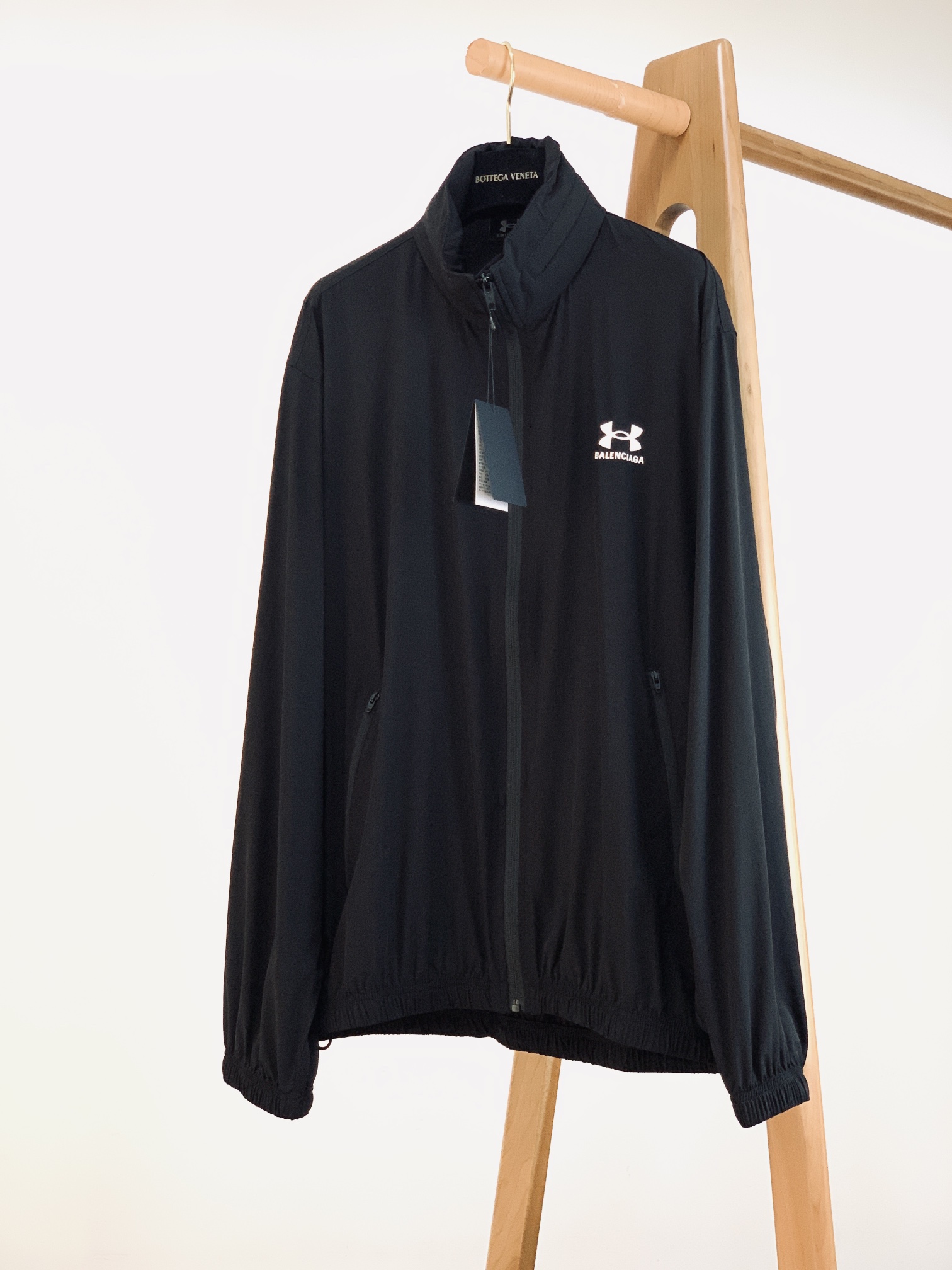 NO:124179,Balenciaga co-branded Under Armour stretch nylon jacket. It is extremely complex, but the quality is particularly good... There are many nano-anti-gluing jackets in many fabrics, super comfortable and refreshing. Wear invincible in summer. Quality from the inside out!  It is also meticulous inside.. The latest embroidered silhouette windbreaker. Imported fabric with comfortable upper body. Fine workmanship. S bust 126 length 75 shoulder width 50 M bust 130 length 76 shoulder width 51 L bust 134 length 77 shoulder width 52 XL bust 138 length 78 shoulder width 53 ………………………………………………………………………………………………………………………………………………………………………………………………………………………………………………………………………………………………………………………………………………………………………………………………………………………………………………………………………………………………………………………………………………………………………………………………………………………………………………………………………………………………………………………………………………………………………………………………………………………………………………………………………………………………………………………………………………………………………………………………………………………………………………………………………………………………………………………19860909巴黎世家 联名安德玛 弹力尼龙夹克外套.极其复杂,但品质又是特别好……超多处面料纳米防粘腻,超级舒适和爽快的夹克. 夏天穿无敌的. 品质由内而外！ 里面也是一丝不苟的..最新刺绣廓形风衣. 上身很舒服的进口面料.做工精细 外贸厂代工.  S胸围126 衣长75 肩宽50 M胸围130 衣长76 肩宽51 L胸围134 衣长77 肩宽52 XL胸围138 衣长78 肩宽53 …………………………………………………… SizeS-XL,,balenciaga,jackets & coats,jackets & coats,alexander wang,Men's clothing