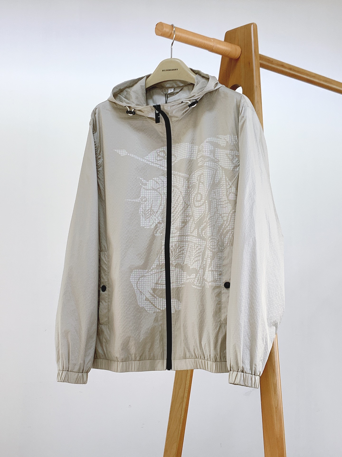 NO:124178,Burberry Equestrian Knight Printed Nylon Jacket, the fabric is made of high-quality nylon fabric, with lightness, wear resistance, wind and waterproof properties. In the fabric treatment, special waterproof coating treatment technology is used to enhance its waterproof performance. The equestrian Knight logo is decorated on the jacket through 3D digital positioning printing technology, highlighting the brand characteristics. The printing treatment uses environmentally friendly and washable pigments to ensure the printing is lasting and bright. The overall wiring is straight and delicate, the fabric is comfortable and soft, and the color is consistent and there is no color difference. It can be matched with the same style to create a fashionable look, and can handle various occasions, customize auxiliary materials, complete three standards, the same style for men and women, and two colors are available ……………………………………………………………………………………………………………………………………………………………………………………………………………………………………………………………………………………………………………………………………………………………………………………………………………………………………………………………………………………………………………………………………………………………………………………………………………………………………………………………………………………………………………………………………………………………………………………………………………………………………………………………………………………………………19860909Burberry 巴宝莉 马术骑士印花尼龙外套,面料由高品质的尼龙面料,具有轻盈、耐磨、防风防水等特性,在面料处理上,采用特殊的防水涂层处理技术,以增强其防水性能.通过3D数码定位印花技术将马术骑士徽标装饰在夹克上,彰显品牌特色.印花处理采用环保、耐洗的颜料,确保印花持久、鲜艳.整体走线平直细腻,面料舒适柔软,颜色一致无色差 能与同款搭配营造时尚造型,驾驭各种场合,定制辅料,三标齐全,男女同款,两色可选 …………………………………………………… SizeM-3XL,,burberry,burberry,jackets & coats,jackets & coats,alexander wang,Men's clothing