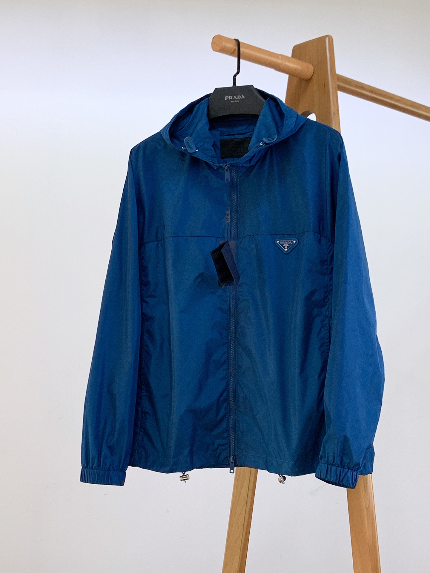 NO:124156,Prada 2025SS Early Spring New Recycled Nylon Jacket Jacket, the outer layer of this jacket is super soft polyester fiber windproof and waterproof, and has both function and fashion. The fabric of polyester fiber is smooth and delicate and waterproof, presenting a fine texture and shimmer feeling, which is very soft and smooth and drape. The fabric is firm and solid, with strong wrinkle resistance. The selected new fabric is environmentally friendly and sustainable. All are made of high-density fabrics, with delicate and soft feel, and the upper body is wide and stylish, with invincible texture, excellent skin-friendly, and the texture is high-end and gorgeous!  The simple and capable design is elegant and elegant, and the neat tailoring techniques make the upper body fit and the outline is upright and tough. The pocket is a work of art designed to withstand consideration. The angle of the quilting line and the curve of the line are all professionally designed, and every stroke and every painting has its meaning. The designer and craftsman's ingenious colors match the tacit understanding, and enjoy comfort under the fashionable, elegant and handsome look!  People with high elegance and classic tastes in the upper body!  Unique textile technology, high and texture, full color of the fabric, reliable and resistant to washing. The touch feels soft and elastic, the upper body is locked in a relaxed and free manner and keeps warm all the time. It is definitely the best choice for people with taste. Three-color recommendation ……………………………………………………………………………………………………………………………………………………………………………………………………………………………………………………………………………………………………………………………………………………………………………………………………………………………………………………………………………………………………………………………………………………………………………………………………………………………………………………………………………………………………………………………………………………………………………………………………………………………………………………………………………………………………………………………………………………………………………………………………………………………………………………………………………………………………………………………………………………………………………………………………………………………19860909Prada 普拉达 2025SS早春新品 再生尼龙夹克外套,该款夹克外层超柔聚酯纤维防风防水,功能与时尚型兼具.聚酯纤维成分的织物布面光洁细腻而且防水,呈现出细密的肌理和微光感,非常柔软适顺滑有垂感,面料牢固结实,抗皱性强,挑选的新型面料环保可持续性使用.均为高密度织物制造而成,手感细腻柔软,穿着上身挺阔有型,质感无敌,亲肤性绝佳,肌理纹路透着高级和华丽感！简单干练的设计,富有气质又不失儒雅,加上利落的剪裁手法,使得上身后的版型合体服帖,轮廓挺拔硬朗.口袋是经过设计的经得住推敲的艺术品,绗线的角度,走线的弧度都是经过专业的设计,每一笔每一画都有他的意义.设计师与工艺师巧夺天工的颜色默契搭配,在时尚潇洒帅气之下又尽享舒适！穿着上身,即刻拥有高雅和经典品位的人士！独特的纺织工艺,高及质感,面料色泽饱满,牢靠耐水洗.触摸手感柔软有弹力,上身即锁温轻松洒脱时刻保暖.绝对是品位人士的不二之选.三色推荐 …………………………………………………… SizeM-3XL,,prada,prada,jackets & coats,jackets & coats,alexander wang,Men's clothing