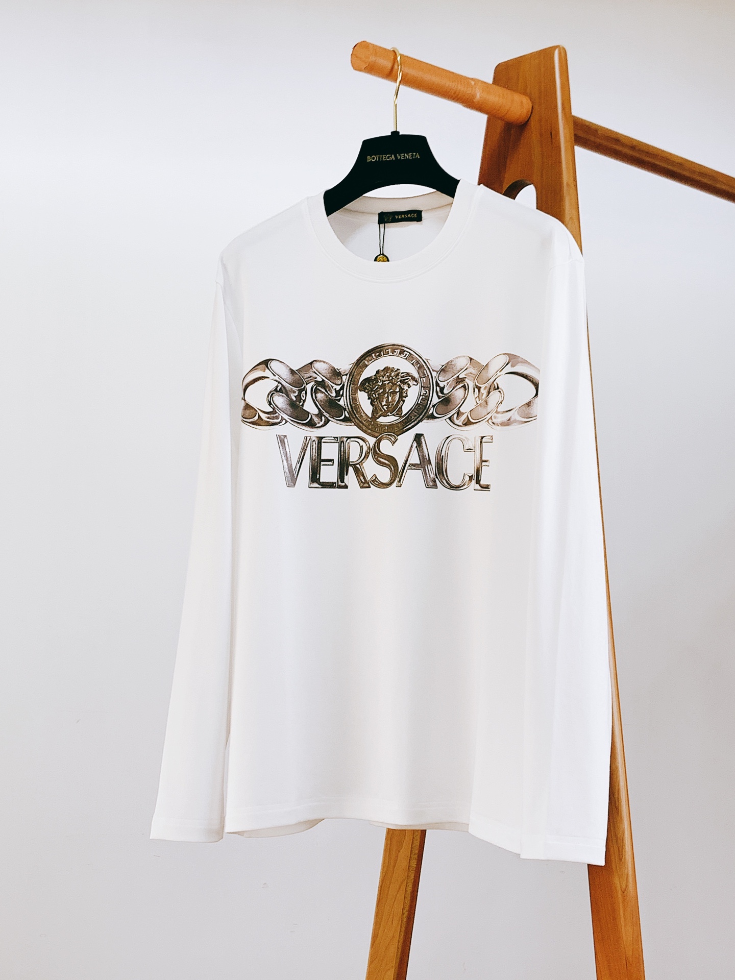 NO:124155,Versace 2025SS early spring new product limited casual long-sleeved base shirt, three-dimensional logo silhouette half-sleeved base T-shirt, high-stretch long-sleeved cotton, glutinous and skin-skinned, soft and tough. Liquid ammonia processing, toughness and wrinkle resistance have been greatly improved. The micro-contour cut is very well-in-placed, and the chest is marked with a markless and compressed printed logo, which is extremely recognizable. Simple and easy to match, a must-have item for single-wear base, two-color recommendation …………………………………………………………………………………………………………………………………………………………………………………………………………………………………………………………………………………………………………………………………………………………………………………………………………………………………………………………………………………………………………………………………………………………………………………………………………………………………………………………………………………………………………………………………………………………………………………………………………………………………………………………………………………………………………………………………………………………………………………………19860909Versace 范思哲 2025SS早春新品 限定款休闲长袖打底衫,立体感logo廓形半袖打底T恤,高支长绒棉打造,手感面糯有骨感,柔而有韧性.液氨工艺处理,韧性和抗皱性能得到大幅度提高.微廓形剪裁很到位 , 胸前无痕压胶印花标识,辨识度极高.简约易搭配,单穿打底必备单品,两色推荐 …………………………………………………… SizeM-3XL,,versace,versace,tees，t-shirt,alexander wang,Men's clothing