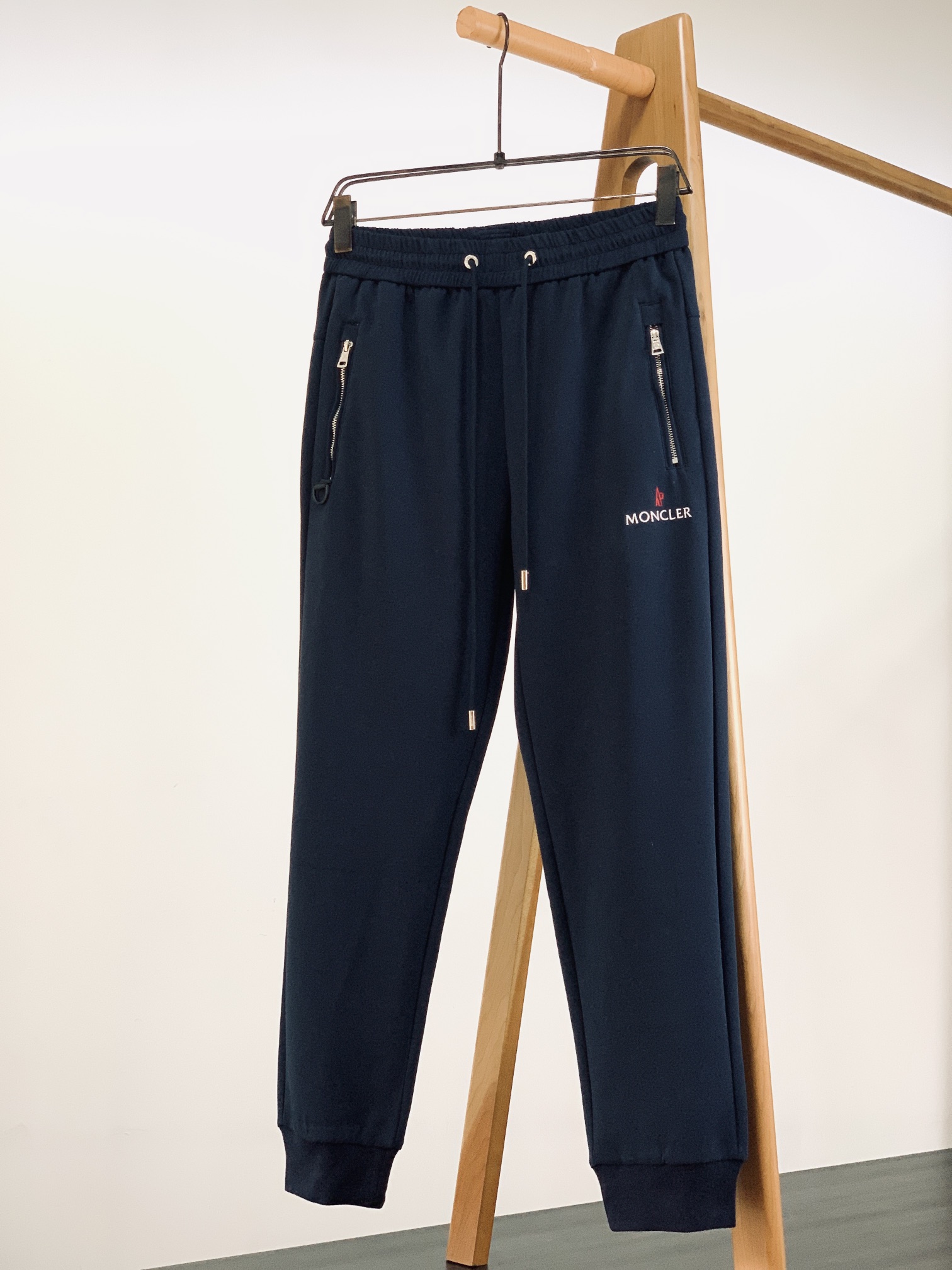 NO:124150,Moncler 2025SS early spring new product embroidered drawstring casual pants Fashion series, unique design, drawstring casual pants Start ordering dyeing and spun. A large domestic manufacturer exports to Japan and supplies fabrics from several top brands. It feels soft and glutinous, quite wide and stylish, solving the problem of washing and discoloration. The pants are neat and atmospheric, and the upper body looks superb and handsome ……………………………………………………………………………………………………………………………………………………………………………………………………………………………………………………………………………………………………………………………………………………………………………………………………………………………………………………………………………………………………………………………………………………………………………………………………………………………………………………………………………………………………………………………………………………………………………………………………………………………………………………………………………………………………………………………………………………………………………………………………………………………………………………………………………………………………………19860909Moncler 蒙口 2025SS早春新品 刺绣抽绳休闲裤 时尚系列,独特设计,抽绳休闲长裤 订纱开始订染和订纺. 国内某大厂出口日本 和供应几大顶级品牌的面料. 手感软糯 , 挺阔有型 , 解决 , 洗涤变色的问题. 裤型利落大气 , 上身显高超帅 …………………………………………………… SizeM-3XL,,christian louboutin,Moncler,alexander wang,Men's clothing