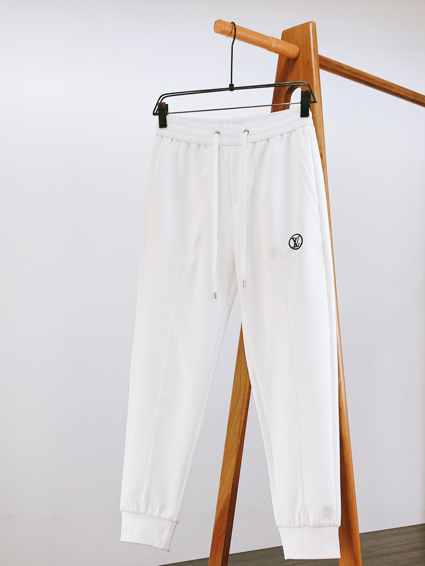 NO:124157,Louis Vuitton 2025SS early spring new product drawstring printed casual trousers Fashion series, unique design, drawstring casual trousers Start ordering dyeing and spinning. A large domestic manufacturer exports to Japan and supplies fabrics from several top brands. It feels soft and glutinous, quite wide and stylish, solving the problem of washing and discoloration. The trousers are neat and atmospheric, and the upper body looks superb and handsome. ………………………………………………………………………………………………………………………………………………………………………………………………………………………………………………………………………………………………………………………………………………………………………………………………………………………………………………………………………………………………………………………………………………………………………………………………………………………………………………………………………………………………………………………………………………………………………………………………………………………………………………………………………………………………………………………………………………………………………………………………………………………………………………………………………………………………19860909LouisVuitton 路易威登 2025SS早春新品 抽绳印花休闲长裤 时尚系列,独特设计,抽绳休闲长裤 订纱开始订染和订纺. 国内某大厂出口日本 和供应几大顶级品牌的面料. 手感软糯 , 挺阔有型 , 解决 , 洗涤变色的问题. 裤型利落大气 , 上身显高超帅. …………………………………………………… SizeM-3XL,,louis vuitton,louis vuitton,alexander wang,Men's clothing