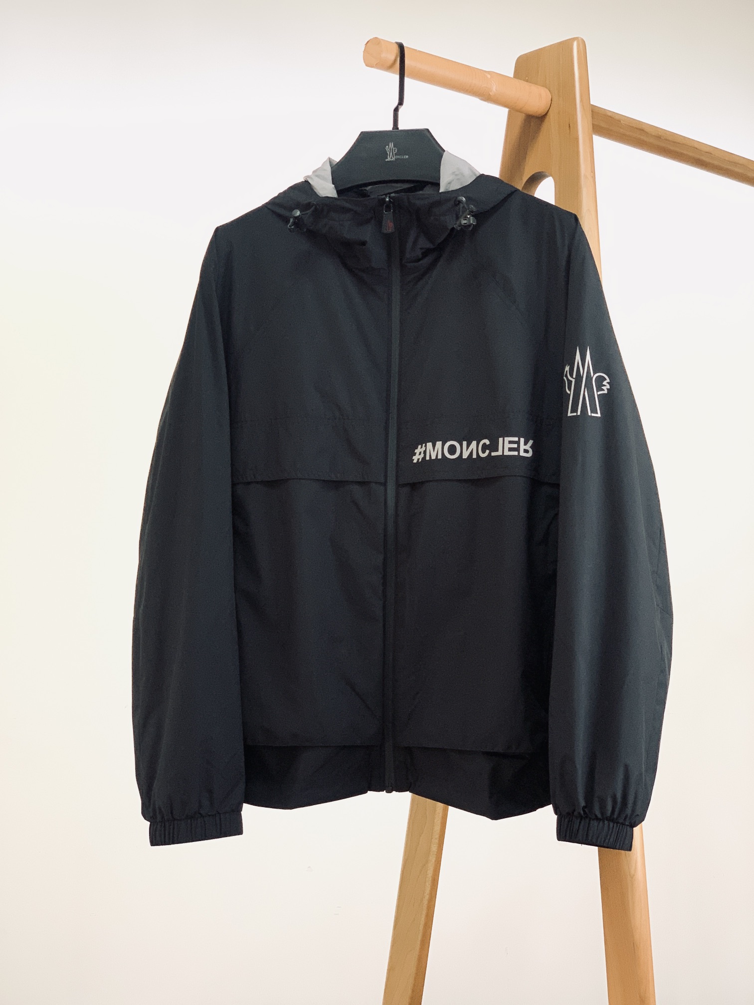 NO:124146,Moncler masked waterproof jacket hooded jacket, trade company channels, original OEM. The outer layer of this jacket is super soft polyester fiber windproof and waterproof, and has both function and fashion. The fabric of polyester fiber is smooth and delicate and waterproof, presents a fine texture and shimmer feeling, very soft and smooth, with a drooping feeling, the fabric is firm and solid, with strong wrinkle resistance, and the selected new fabric is environmentally friendly and sustainable. All are made of high-density fabrics, with delicate and soft feel, and the upper body is wide and stylish, with invincible texture, excellent skin-friendly, and the texture is high-end and gorgeous!  The simple and capable design is elegant and elegant, and the neat tailoring techniques make the upper body fit and the outline is upright and tough. The pocket is a work of art designed to withstand consideration. The angle of the quilting line and the curve of the line are all professionally designed, and every stroke and every painting has its meaning. The designer and craftsman's ingenious colors match the tacit understanding, and enjoy comfort under the fashionable, elegant and handsome look!  People with high elegance and classic tastes in the upper body!  Unique textile technology, high and texture, full color of the fabric, reliable and resistant to washing. The touch feels soft and elastic, the upper body is warm and easy to lock, and it is always warm. It is definitely the best choice for people with taste. ……………………………………………………………………………………………………………………………………………………………………………………………………………………………………………………………………………………………………………………………………………………………………………………………………………………………………………………………………………………………………………………………………………………………………………………………………………………………………………………………………………………………………………………………………………………………………………………………………………………………………………………………………………………………………………………………………………………………………………………………………………………………………………………………………………………………………………………………………………………………………………………………………………………………………………………19860909Moncler 蒙口 防水夹克连帽外套,贸易公司渠道稀出,原厂代工出品.该款夹克外层超柔聚酯纤维防风防水,功能与时尚型兼具.聚酯纤维成分的织物布面光洁细腻而且防水,呈现出细密的肌理和微光感,非常柔软适顺滑有垂感,面料牢固结实,抗皱性强,挑选的新型面料环保可持续性使用.均为高密度织物制造而成,手感细腻柔软,穿着上身挺阔有型,质感无敌,亲肤性绝佳,肌理纹路透着高级和华丽感！简单干练的设计,富有气质又不失儒雅,加上利落的剪裁手法,使得上身后的版型合体服帖,轮廓挺拔硬朗.口袋是经过设计的经得住推敲的艺术品,绗线的角度,走线的弧度都是经过专业的设计,每一笔每一画都有他的意义.设计师与工艺师巧夺天工的颜色默契搭配,在时尚潇洒帅气之下又尽享舒适！穿着上身,即刻拥有高雅和经典品位的人士！独特的纺织工艺,高及质感,面料色泽饱满,牢靠耐水洗.触摸手感柔软有弹力,上身即锁温轻松洒脱时刻保暖.绝对是品位人士的不二之选. …………………………………………………… SizeM-3XL,,christian louboutin,Moncler,jackets & coats,jackets & coats,hats,alexander wang,Men's clothing