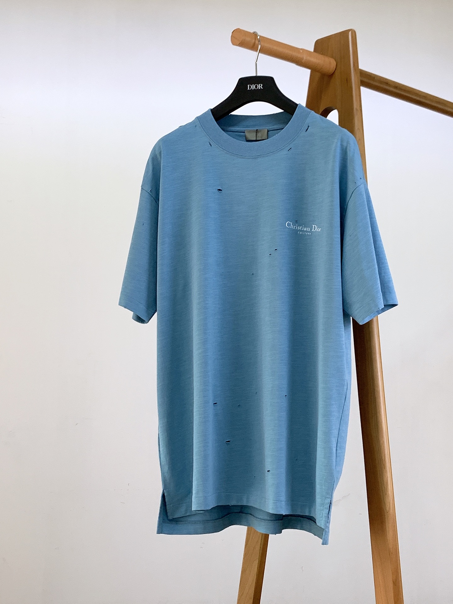 NO:125681,Dior Homme Small ripped printed logo T-shirt, classic and casual. It is carefully crafted from cotton dense jersey fabric, digitally positioned letter logo pattern in front and back, neat and clear handwriting, slightly wide-size style, and can be easily matched with various jeans or sportswear. Small ripped holes on the edge are used to make old craftsmanship. New style, fashionable and versatile upper body, OS loose style, same style for men and women, three-color recommendation ………………………………………………………………………………………………………………………………………………………………………………………………………………………………………………………………………………………………………………………………………………………………………………………………………………………………………………………………………………………………………………………………………………………………………………………………………………………………………………………………………………………………………………………………………………………………………………………………………………………………………………………………………………………………………………………………………………………………………………………………………………………………………………………………19860909Dior Homme 迪奥·桀傲 小破洞印花标识T恤,经典而休闲.采用棉质密织平纹针织面料精心制作,前后数码定位字母标识图案,字迹工整清晰,微阔版型,搭配罗纹圆领,可与各式牛仔裤或运动服饰轻松搭配.边缘小破洞做旧工艺.款式新颖,上身时尚百搭,OS宽松版型,男女同款,三色推荐 …………………………………………………… SizeS-XL,,dior,dior,jeans,tees，t-shirt,alexander wang,Men's clothing