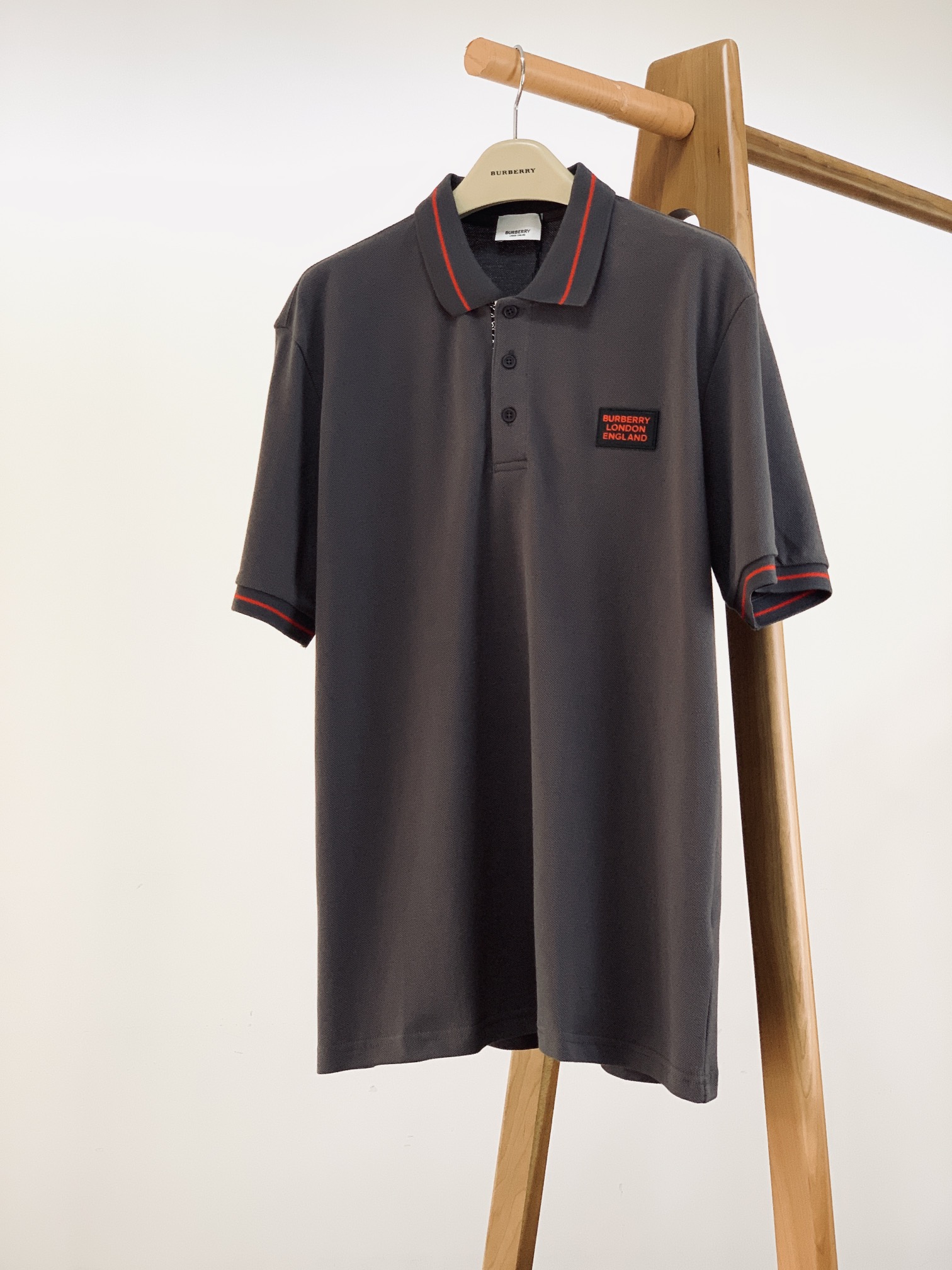 NO:124158,Burberry 2025SS Spring and Summer New Product Logo Applique Cotton Beaded Polo Shirt, Textbook-level texture, can slav British hormones from Financial Street to Golf Course. Select cotton beaded mesh fabric is better spun. Engraving buttons open and close, close and tailored. The overall recognition gives people a simple, high-quality and basic. The intuitive feeling is high-end, comfortable, soft, delicate and tactile, and the touch can also give you a brand new feeling. Good things don’t need to be said, a must-have item for casual business, three colors available. ………………………………………………………………………………………………………………………………………………………………………………………………………………………………………………………………………………………………………………………………………………………………………………………………………………………………………………………………………………………………………………………………………………………………………………………………………………………………………………………………………………………………………………………………………………………………………………………………………………………………………………………………………………………………………………………………………………………………………………………………19860909Burberry 巴宝莉 2025SS春夏新品 徽标贴花棉质珠地Polo衫,教科书级质感登场,从金融街到高尔夫球场都能 slav的英伦荷尔蒙.甄选棉质珠地网眼布面料精纺而成.刻字纽扣开合,贴身剪裁.极具辨识度整体给人一种简约高规又基础.直观感受就是高级,舒适,柔软细腻有筋骨,触感也能给与你全新的感受.好物无需多言,休闲商务必备单品,三色可选. …………………………………………………… SizeS-XL,,burberry,burberry,alexander wang,Men's clothing