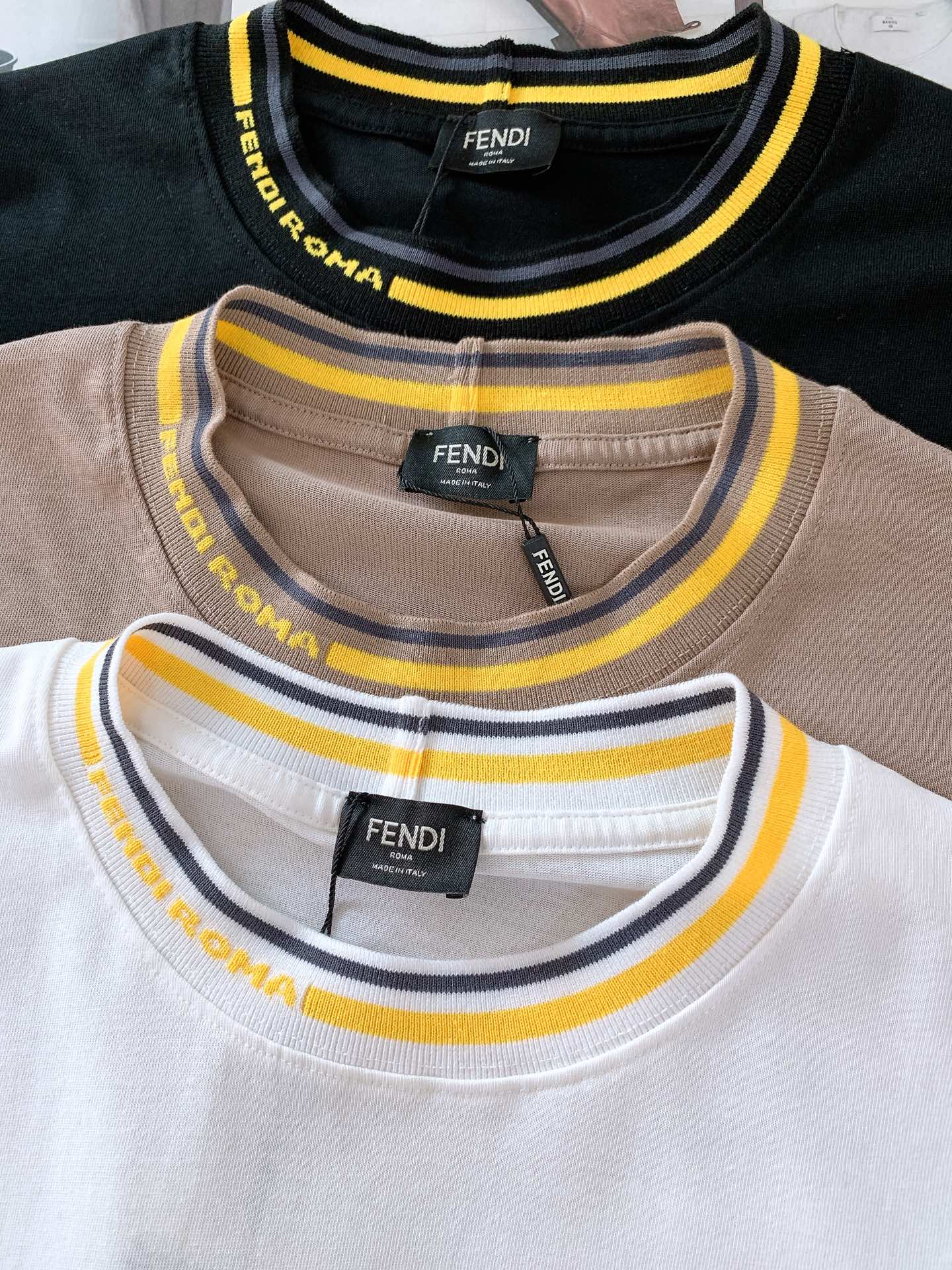 NO:124153,Fendi SS spring and summer new product, clean version of casual short sleeves, customer-supplied fixed-woven contrasting letter logo thread, perfectly conforming to the latest series style fashion concepts, experience the latest style!  !  Pure cotton creates the inner body, and the comfort performance of the upper body is simply unstoppable, with a delicate and soft touch. The upper body has a straight and stylish style, the overall touch is extremely comfortable, and the skin-friendly effect is also excellent. The grade and charm are extremely outstanding and eye-catching, which can better demonstrate the brand specifications and your pursuit of fashion!  !  Three-color recommendation …………………………………………………………………………… SizeS-XL, fendi, fendi, T-shirt, alexander wang19860909Fendi 芬迪 SS春夏新品 净版休闲短袖,客供定织撞色字母标识螺纹,完美的符合 最新系列风格的时尚理念,体验最新风情！！纯棉质打造内里,上身的舒适性能简直让人欲罢不能、触感细腻又柔软.上身版型挺拔有型,整体的触感极为舒适,亲肤效果也是极佳,档次与魅力更是极为的出色亮眼,更能够彰显品牌规格与你对于时尚的追求！！三色推荐 …………………………………………………… SizeS-XL,,fendi,fendi,T-shirt,alexander wang,Men's clothing