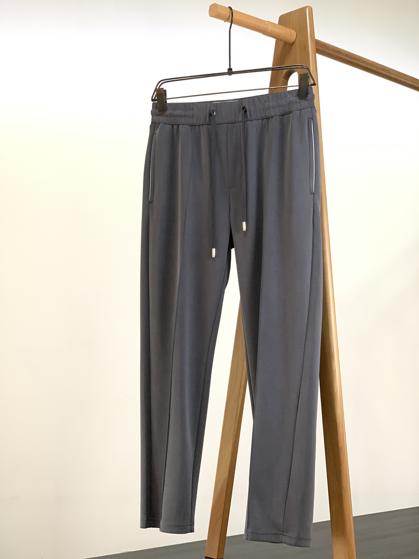 NO:124142,Dior Homme 2025SS Early Spring New Product Retro Embroidered Straight Loose Pants... Customized Fabric. The upper body is very good. A very difficult item to find. The brand embroidery logo can be recognized at a glance. The silhouette and fabric can be worn all year round!  It can be matched with any shoes, both boys and girls can wear them, and can be matched with tops of the same brand. The texture is enhanced, lazy and high-end, which is very suitable for outfits. Four colors are available …………………………………………………………………………………………………………………………………………………………………………………………………………………………………………………………………………………………………………………………………………………………………………………………………………………………………………………………………………………………………………………………………………………19860909Dior Homme 迪奥·桀傲 2025SS早春新品 复古刺绣直筒宽松裤….定制面料. 上身很好. 非常难寻的单品,品牌刺绣标识展现一眼就能认出,廓形和面料,上身一年四季都可以穿！搭配任何鞋子都可以,男生女生都可以入,可以搭配同品牌上衣,质感提升,慵懒又高级,太适合出门穿搭了.四色可选 …………………………………………………… SizeM-3XL,,dior,dior,alexander wang,Men's clothing