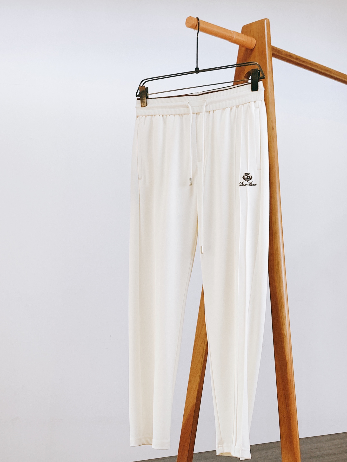 NO:125642,LoroPiana L.P 1970FW early spring new product LP business outdoor casual pants, it looks good on the upper body... It must be LP ace... The new knitted elastic fiber inner blended fabric. The upper body has a full three-dimensional feeling. Weaving a very touch. The composite feel is super good. The simple and elegant hooded version design is really super complex. The production process is invincible. Two colors are available ………………………………………………………………………………………………………………………………………………………………………………………………………………………………………………………………………………………………………………………………………………………………………………………………………………………………………………………………………………………………………………………………………………………………………………………………………………………………………………………………………………………………………………………………………………………………………………………………………………………………………………………………………………………………………………………………………………………………………………………………………………………………………………………………………………………………………………19860909LoroPiana L.P 1970FW早春新品  LP 商务户外休闲裤,一上身就是好看….一定是LP王牌…..新款针织弹力纤维内里混纺面料. 上身的立体感十足. 织造极具手感的面料.复合触感超好的.简约大方的连帽版型设计,生产工艺真的超复杂.成就无敌的单品.两色可选 …………………………………………………… SizeＭ-3XL,,loro piana,loro piana,hats,alexander wang,Men's clothing