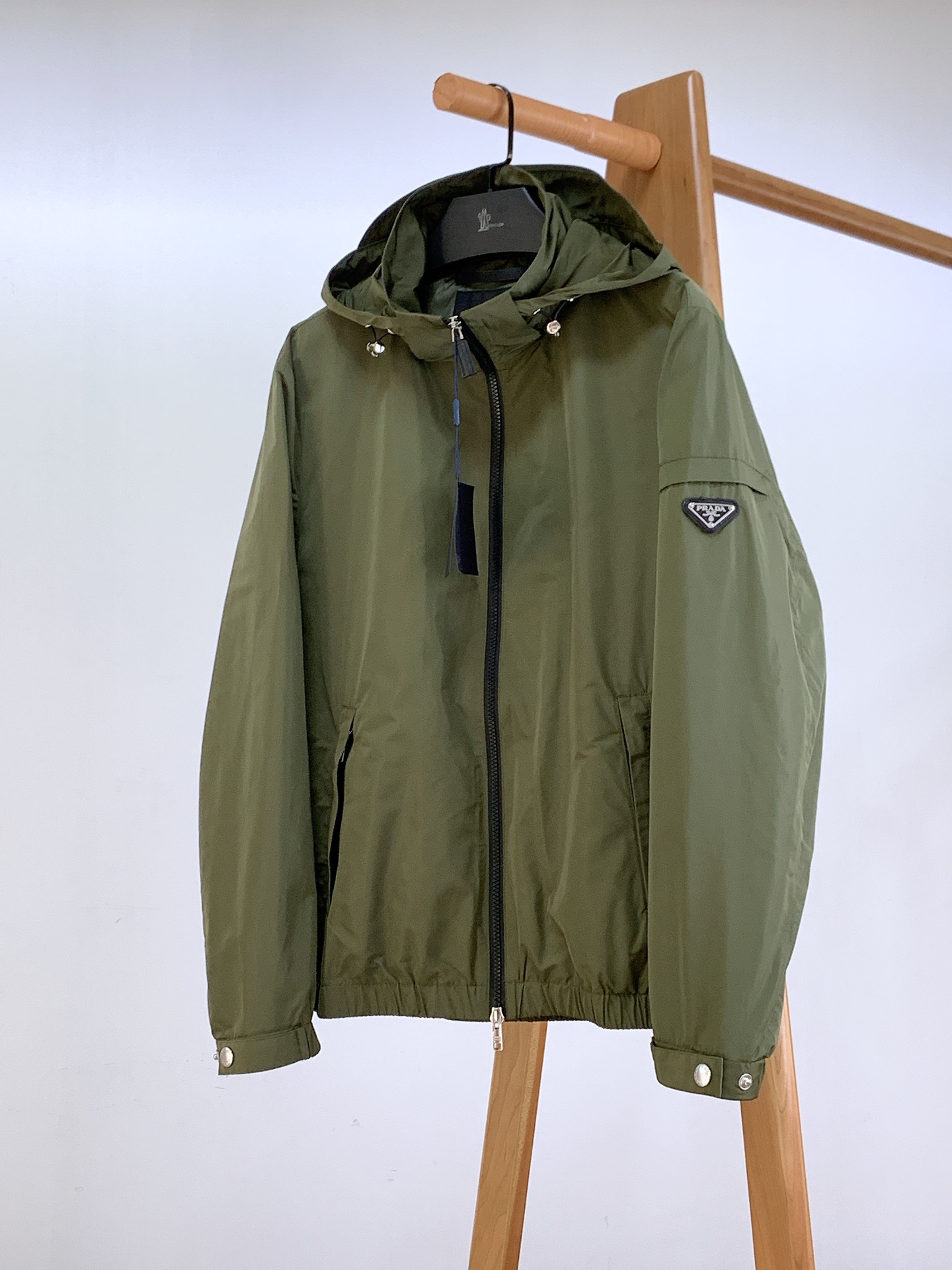 NO:124151,Prada 2025SS Early Spring New Product Casual Hooded Jacket Jacket, the outer layer of this jacket is super soft polyester fiber windproof and waterproof, and has both function and fashion. The fabric of polyester fiber is smooth and delicate and waterproof, presenting a fine texture and shimmer feeling, which is very soft and smooth and drooping. The fabric is firm and solid, with strong wrinkle resistance. The selected new fabric is environmentally friendly and sustainable. All are made of high-density fabrics, with delicate and soft feel, and the upper body is wide and stylish, with invincible texture, excellent skin-friendly, and the texture is high-end and gorgeous!  The simple and capable design is elegant and elegant, and the neat tailoring techniques make the upper body fit and the outline is upright and tough. The pocket is a work of art designed to withstand consideration. The angle of the quilting line and the curve of the line are all professionally designed, and every stroke and every painting has its meaning. The designer and craftsman's ingenious colors match the tacit understanding, and enjoy comfort under the fashionable, elegant and handsome look!  People with high elegance and classic tastes in the upper body!  Unique textile technology, high and texture, full color of the fabric, reliable and resistant to washing. The touch feels soft and elastic, the upper body is warm and easy to lock and keep warm all the time. It is definitely the best choice for people with taste. Recommended two colors ………………………………………………………………………………………………………………………………………………………………………………………………………………………………………………………………………………………………………………………………………………………………………………………………………………………………………………………………………………………………………………………………19860909Prada 普拉达 2025SS早春新品 休闲连帽夹克外套,该款夹克外层超柔聚酯纤维防风防水,功能与时尚型兼具.聚酯纤维成分的织物布面光洁细腻而且防水,呈现出细密的肌理和微光感,非常柔软适顺滑有垂感,面料牢固结实,抗皱性强,挑选的新型面料环保可持续性使用.均为高密度织物制造而成,手感细腻柔软,穿着上身挺阔有型,质感无敌,亲肤性绝佳,肌理纹路透着高级和华丽感！简单干练的设计,富有气质又不失儒雅,加上利落的剪裁手法,使得上身后的版型合体服帖,轮廓挺拔硬朗.口袋是经过设计的经得住推敲的艺术品,绗线的角度,走线的弧度都是经过专业的设计,每一笔每一画都有他的意义.设计师与工艺师巧夺天工的颜色默契搭配,在时尚潇洒帅气之下又尽享舒适！穿着上身,即刻拥有高雅和经典品位的人士！独特的纺织工艺,高及质感,面料色泽饱满,牢靠耐水洗.触摸手感柔软有弹力,上身即锁温轻松洒脱时刻保暖.绝对是品位人士的不二之选.两色推荐 …………………………………………………… SizeM-3XL,,prada,prada,jackets & coats,jackets & coats,hats,alexander wang,Men's clothing