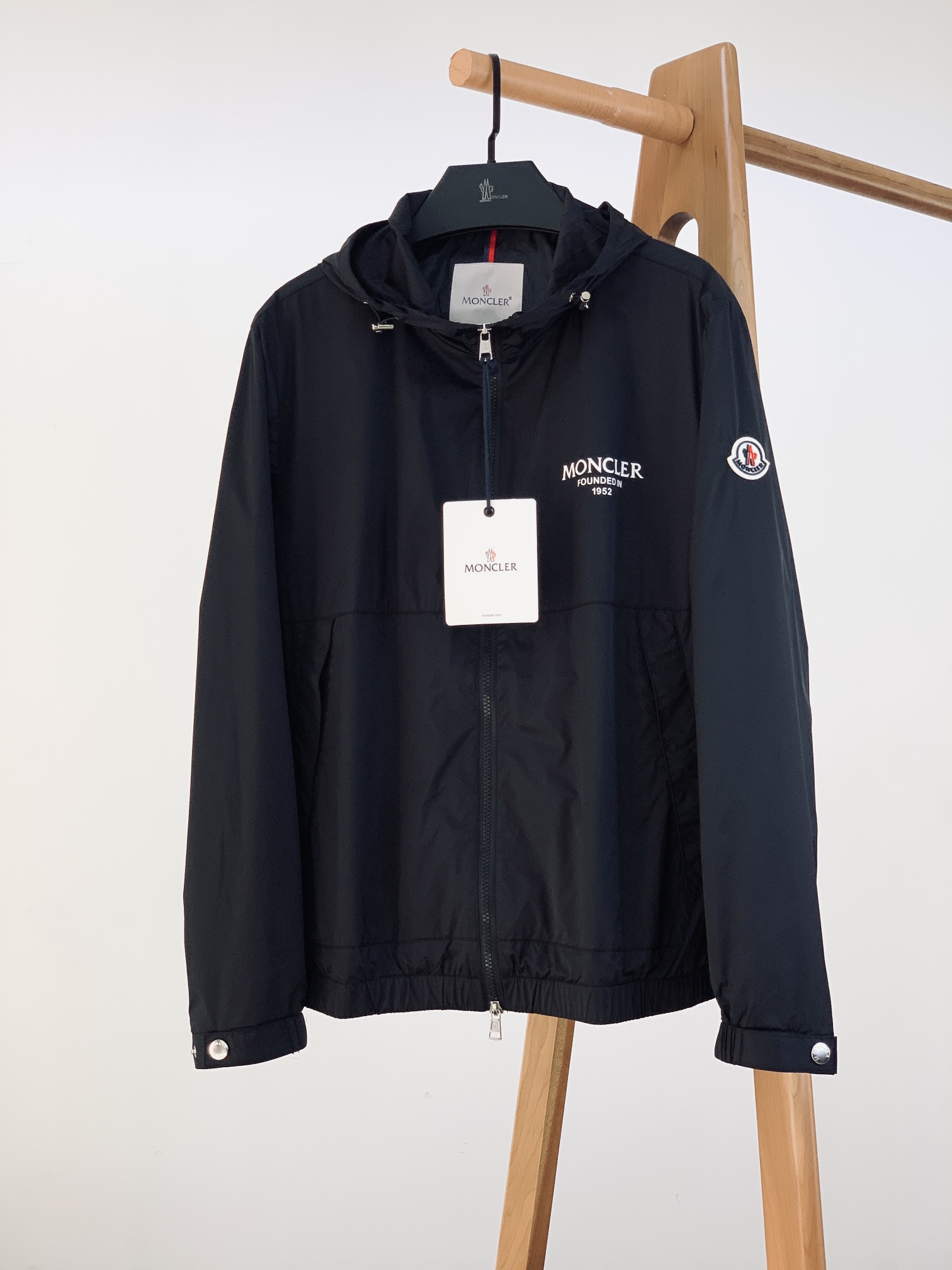 NO:124144,Moncler masked casual hooded jacket, fine channels, loose body regular design and cutting, both personalized and fashionable, and is inherently extraordinary!  Customer-supplied top-grade woven fabrics, with extremely delicate oily texture, high elastic recovery effect, anti-wrinkle, windproof, sun protection, waterproof, breathable, comfortable and non-smooth. The color control is perfect, customer-supplied hardware and decorative accessories, matched with a novel style, highlighting the unique and fashionable style. Two-color recommendation ………………………………………………………………………………………………………………………………………………………………………………………………………………………………………………………………………………………………………………………………………………………………………………………………………………………………………………………………………………………………………………………………………………………………………………………………………………………………………………………………………………………………………………………………………………………………………………………………………………………………………………………………………………………………………………………………………………………………………………………………………………………………………………………………………………………………………………………………………………………19860909Moncler 蒙口 休闲连帽夹克外套,渠道精品,宽松体常规设计裁剪,兼具个性时尚范儿,与生俱来的不平凡！客供顶级梭织面料,极为细腻的油润质感,具有高弹性回复效果,抗皱防风防晒防水,透气舒适无闷热感.型色把控非常完美,客供五金装饰辅料,搭配构思新颖的风格,彰显个性时尚范儿.两色推荐 …………………………………………………… SizeM-3XL,,christian louboutin,Moncler,jackets & coats,jackets & coats,hats,alexander wang,Men's clothing