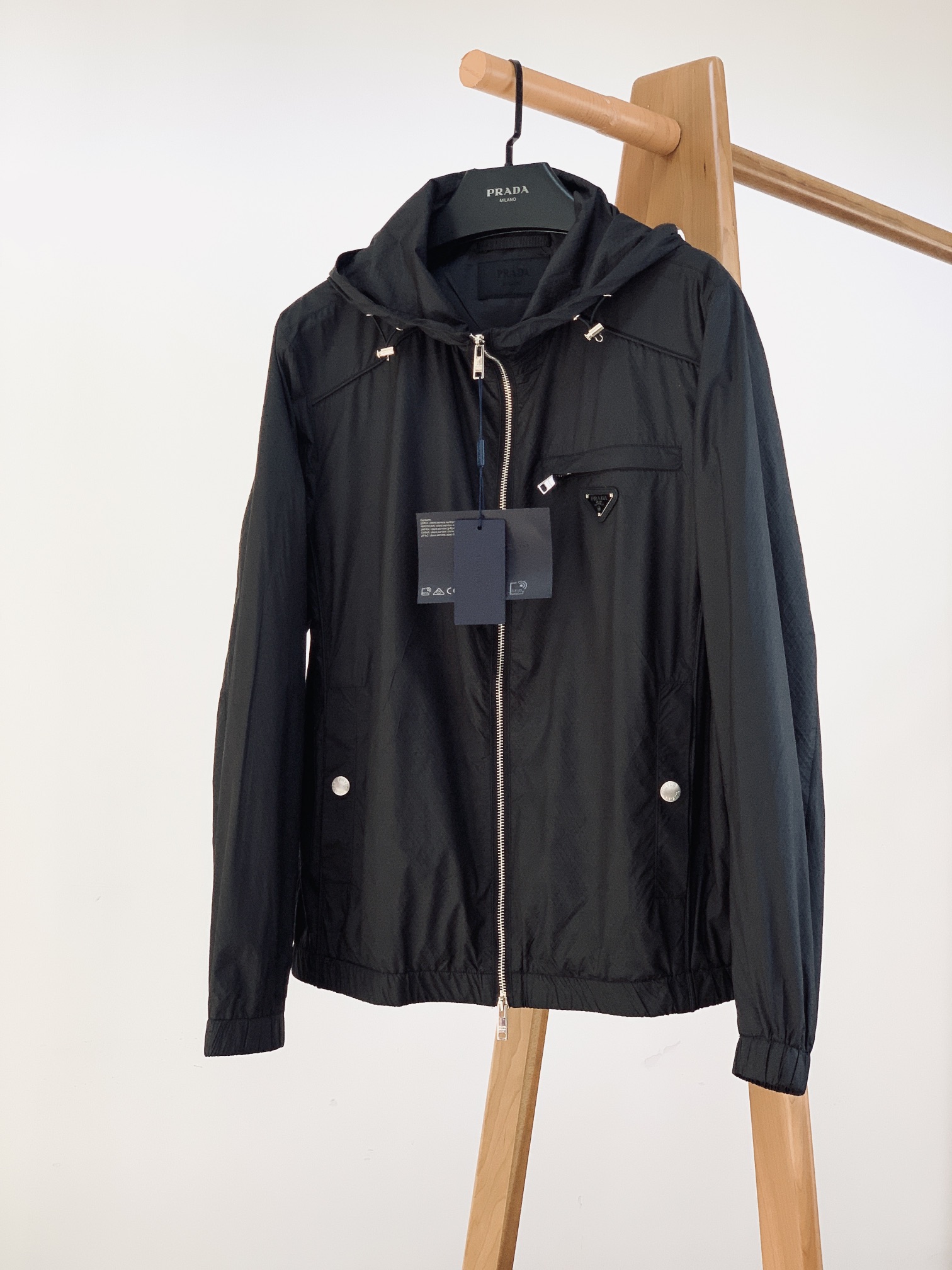 NO:132012,Prada 2025SS early spring new product, fine products from trade channels, creating the most elegant casual and fashionable atmosphere. Lightweight hooded jacket, a handsome jacket that kills two birds with one stone. Extraordinary design and tailoring, with a unique and fashionable style, and is inherently extraordinary!  The outstanding achievements of high-tech fabrics are not blown away. Customer-supplied top-grade polyamide nylon fiber cotton fabrics, with extremely delicate texture.... Anti-wrinkle, windproof, sun protection, waterproof, breathable, comfortable and without a slumber.... The decorative design of the coin bag is full of sunshine and vitality! Customer-supplied plug buckle adjustment decoration design, the best matching of color control. The classic triangle brand badge uses genuine leather cowhide base   hand-knocked hardware logo, classic elements show quality... Two colors are available ……………………………………………………………………………………………………………………………………………………………………………………………………………………………………………………………………………………………………………………………………………………………………………………………………………………………………………………………………………………………………………………………………………………………………………………………………………………………………………………………………………………………………………………………………………………………………………………………………………………………………………………………………………………………………………………………………………………………………………………………………………………19860909Prada 普拉达 2025SS早春新品 贸易渠道精品,铸就最为优雅的休闲时尚气息.轻质连帽夹克 一举两得的帅气夹克.超常规设计裁剪,兼具个性时尚范儿,与生俱来的不平凡！高科技面料的卓越成就可不是吹的.客供顶级聚酰胺锦纶纤维棉面料,极为细腻的质感.....抗皱防风防晒防水,透气舒适无闷热感.....零钱袋装饰设计充满阳光活力!客供插扣调节装饰设计,型色把控的最佳搭配.经典三角品牌徽章采用真皮牛皮革基底 手工敲制五金Logo标,经典元素彰显品质......两色可选 …………………………………………………… SizeM-3XL,,prada,prada,jackets & coats,cowhide,hats,alexander wang,Men's clothing