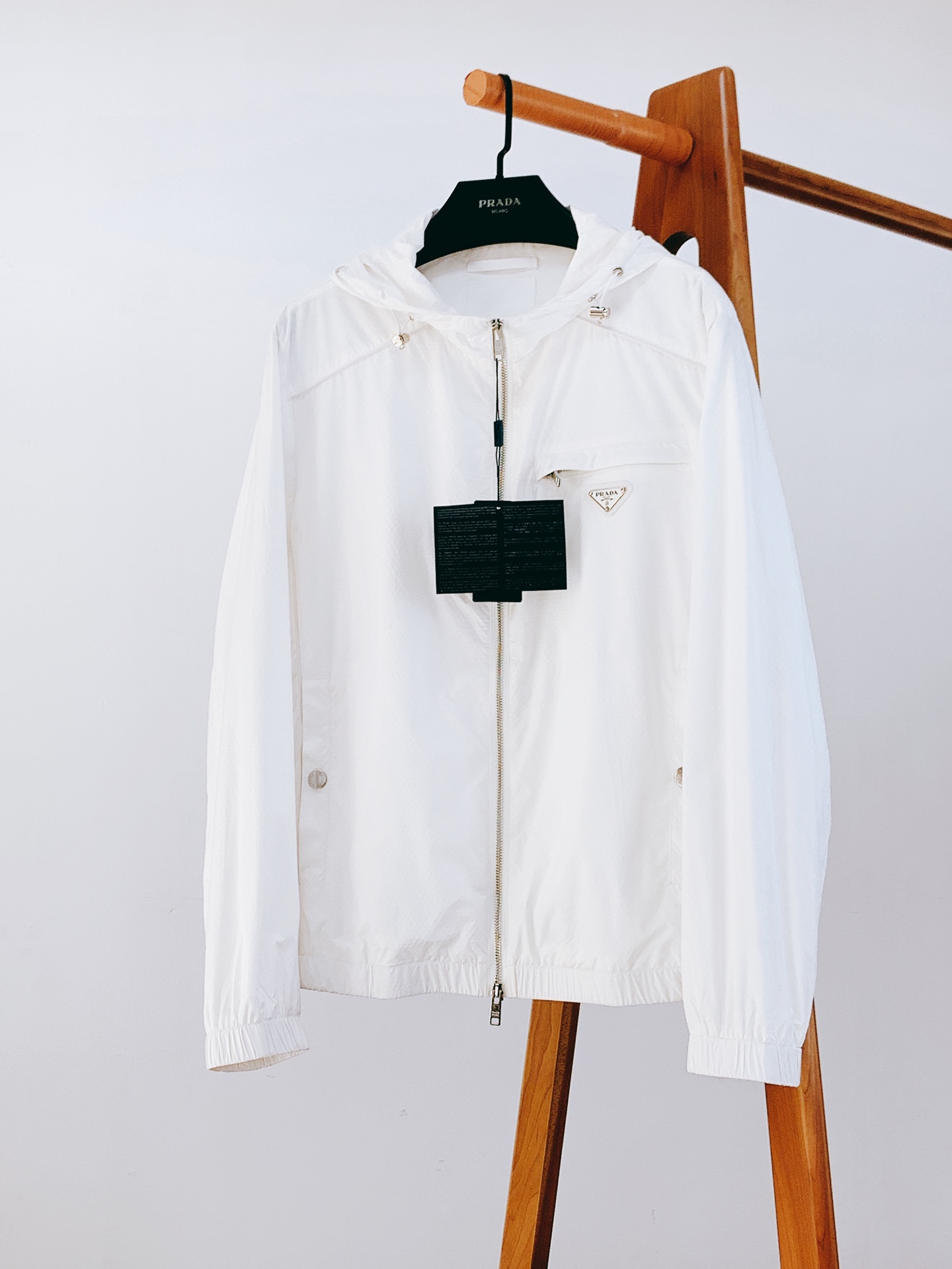 NO:124152,Prada 2025SS early spring new product, fine products from trade channels, creating the most elegant casual and fashionable atmosphere. Lightweight hooded jacket, a handsome jacket that kills two birds with one stone. Extraordinary design and tailoring, with a unique and fashionable style, and is inherently extraordinary!  The outstanding achievements of high-tech fabrics are not blown away. Customer-supplied top-grade polyamide nylon fiber cotton fabrics, with extremely delicate texture.... Anti-wrinkle, windproof, sun protection, waterproof, breathable, comfortable and without a slumber.... The decorative design of the coin bag is full of sunshine and vitality! Customer-supplied plug buckle adjustment decoration design, the best matching of color control. The classic triangle brand badge uses genuine leather cowhide base   hand-knocked hardware logo, classic elements show quality... Two colors are available ……………………………………………………………………………………………………………………………………………………………………………………………………………………………………………………………………………………………………………………………………………………………………………………………………………………………………………………………………………………………………………………………………………………………………………………………………………………………………………………………………………………………………………………………………………………………………………………………………………………………………………………………………………………………………………………………………………………………………………………………………………………19860909Prada 普拉达 2025SS早春新品 贸易渠道精品,铸就最为优雅的休闲时尚气息.轻质连帽夹克 一举两得的帅气夹克.超常规设计裁剪,兼具个性时尚范儿,与生俱来的不平凡！高科技面料的卓越成就可不是吹的.客供顶级聚酰胺锦纶纤维棉面料,极为细腻的质感.....抗皱防风防晒防水,透气舒适无闷热感.....零钱袋装饰设计充满阳光活力!客供插扣调节装饰设计,型色把控的最佳搭配.经典三角品牌徽章采用真皮牛皮革基底 手工敲制五金Logo标,经典元素彰显品质......两色可选 …………………………………………………… SizeM-3XL,,prada,prada,jackets & coats,cowhide,hats,alexander wang,Men's clothing