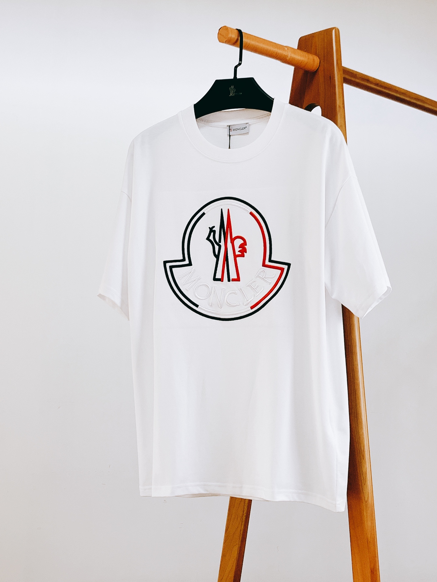 NO:125634,Moncler 2025SS Spring and Summer New Product Casual round neck T-shirt, three-dimensional logo silhouette half-sleeved T-shirt, selected high-strength Egyptian long velvet cotton, with glutinous and skin-skinned, soft and tough. Liquid ammonia process, toughness and wrinkle resistance have been greatly improved. The micro-contour tailoring is very well-placed, classic sleeve logo embroidery logo pattern on the chest, exquisite craftsmanship, extremely high recognition, fashionable and versatile upper body. Recommended two colors ………………………………………………………………………………………………………………………………………………………………………………………………………………………………………………………………………………………………………………………………………………………………………………………………………………………………………………………………………………………………………………………………………………………………………………………………………………………………………………………………………………………………………………………………………………………………………………………………………………………………………………………………………………………………………………………………………………………………………………………………19860909Moncler 蒙口 2025SS春夏新品 休闲圆领T恤,立体感logo廓形半袖T恤,甄选高支埃及长绒棉,手感面糯有骨感,柔而有韧性.液氨工艺处理,韧性和抗皱性能得到大幅度提高.微廓形剪裁很到位,衣袖经典徽标点缀,胸前田岛机刺绣标识图案,工艺精湛,辨识度极高,上身时尚百搭.两色推荐 …………………………………………………… SizeXS-L,,christian louboutin,Moncler,tees，t-shirt,alexander wang,Men's clothing