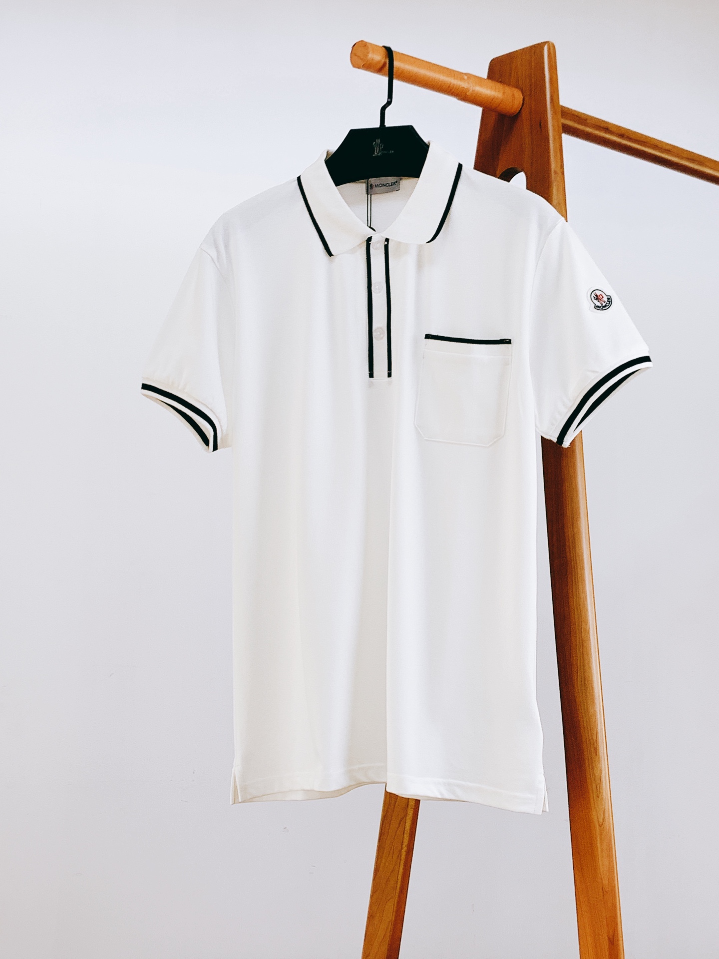 NO:125640,Moncler 2025SS Spring and Summer New Product Lapel Badge Polo Short Sleeve, This Polo Shirt is made of high-end cotton bead floor fabric, and is a timeless design item suitable for all seasons. Classic styles, sleeve embroidered badge logos, chest buttons are engraved with Mengjia English letters, three marks are complete, differentiated market version, business and casual, and high-end wear on the outside and inside. Three colors recommendations …………………………………………………………………………………………………………………………………………………………………………………………………………………………………………………………………………………………………………………………………………………………………………………………………………………………………………………………………………………………………………………………………………………………………………………………………………………………………………………………………………………………………………………………………………………………………………………………………………………………………………………………………………………………………………………………………………………………………………………………………………………………………………………………………………………19860909Moncler 蒙口 2025SS春夏新品 翻领徽章Polo短袖,这款Polo衫采用高端棉质珠地面料制成,是适合各种季节的隽永设计单品.经典款式,衣袖刺绣徽章标识,胸前纽扣刻有蒙家英文字母,三标齐全,区别市场版本,商务休闲,外穿内搭都高档次.三色推荐 …………………………………………………… SizeM-3XL,,christian louboutin,Moncler,T-shirt,alexander wang,Men's clothing