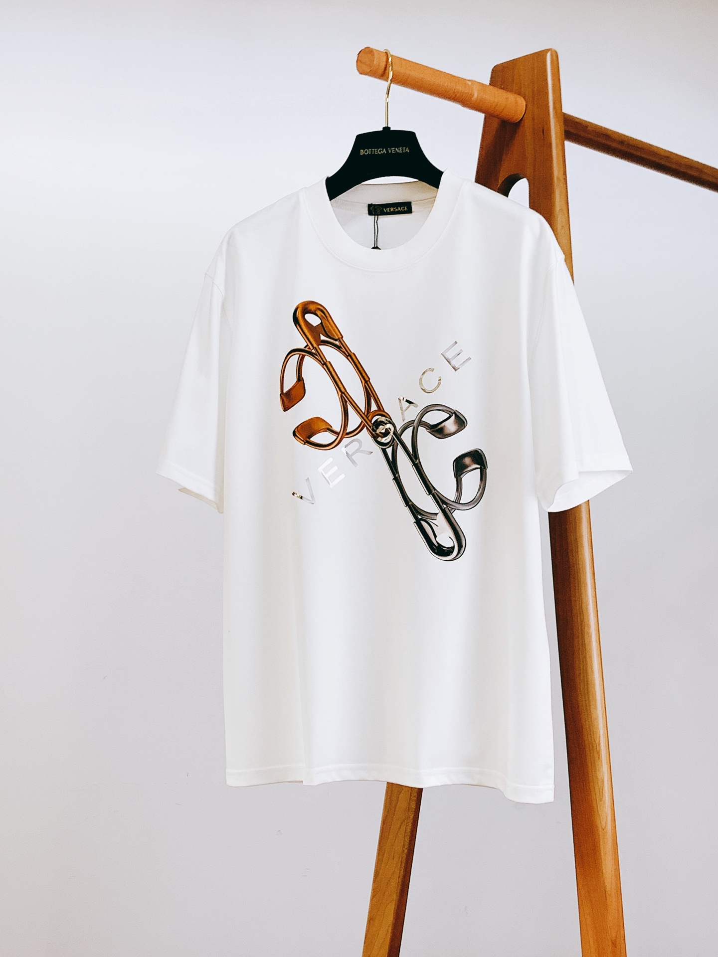 NO:125632,Versace 2025SS early spring new product limited-edition short-sleeved, three-dimensional logo-shaped half-sleeved T-shirt, high-string pure cotton, glutinous and skinny, soft and tough. Liquid ammonia processing, toughness and wrinkle resistance have been greatly improved. The micro-contour cut is very well-in-placed, markless and pressed printed logo on the chest, extremely recognizable. The upper body is fashionable and versatile, and the two colors are recommended ……………………………………………………………………………………………………………………………………………………………………………………………………………………………………………………………………………………………………………………………………………………………………………………………………………………………………………………………………………………………………………………………………………………………………………………………………………………………………………………………………………………………………………………………………………………………………………………………………………………………………………………………………………………………………………………………………………………………………………………………………………………………………………………19860909Versace 范思哲 2025SS早春新品 限定款印花短袖,立体感logo廓形半袖T恤,高支纯棉打造,手感面糯有骨感,柔而有韧性.液氨工艺处理,韧性和抗皱性能得到大幅度提高.微廓形剪裁很到位 , 胸前无痕压胶印花标识,辨识度极高.上身时尚百搭,两色推荐 …………………………………………………… SizeM-3XL,,versace,versace,T-shirt,tees，t-shirt,alexander wang,Men's clothing