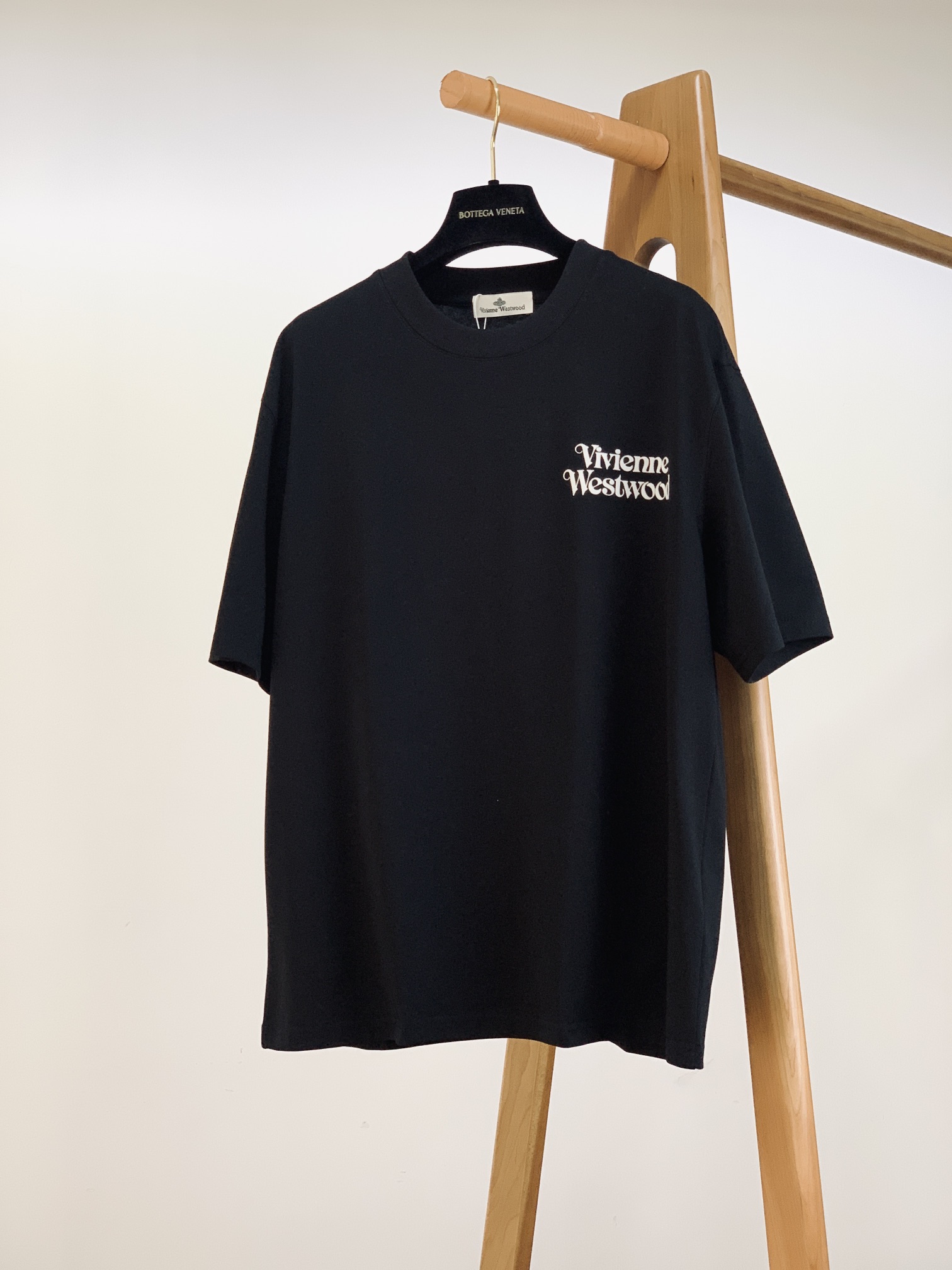 NO:125638,Vivienne Westwood 2025SS Spring and Summer New Products Heavyweight Beautiful Products, Series on sale on the official website. It is woven by luxury first-tier brands of royal fabric factories, soft and comfortable to wear, no cumbersome feeling, moisture absorption and breathability, good elasticity and drooping. Digital positioning printing in front and back has a very high recognition and full of quality. It is extremely versatile, both inside and outside!  Small wide style, same style for men and women. Recommended two colors ……………………………………………………………………………………………………………………………………………………………………………………………………………………………………………………………………………………………………………………………………………………………………………………………………………………………………………………………………………………………………………………………………………………………………………………………………………………………………………………………19860909Vivienne Westwood 薇薇恩·韦斯特伍德 2025SS春夏新品 重磅级尤物单品,官网在售系列.奢侈一线大牌的御用面料厂织造,手感柔软舒适,穿着无累赘感,吸湿透气,弹性与垂感颇佳.前后数码定位印花,辨识度极高,品质感十足,极为百搭系无论内搭还是外穿都非常出彩！微阔版型,男女同款.两色推荐 …………………………………………………… SizeM-3XL,,alexander wang,Men's clothing