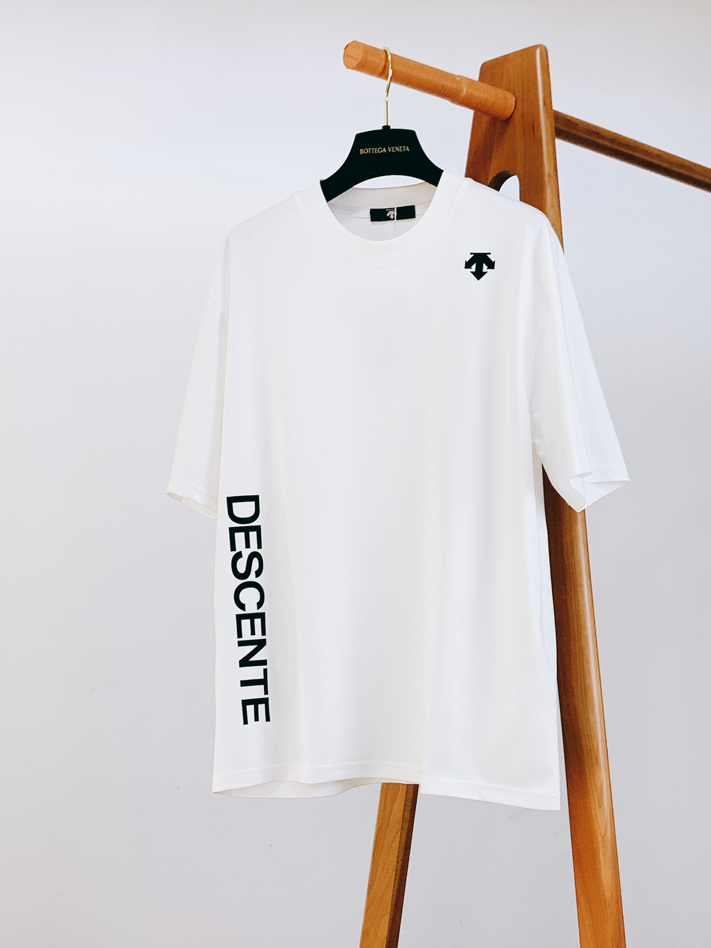 NO:125645,DESCENTE 2025SS spring and summer new product, base pullover short sleeves, front flocking logo, extremely recognizable, perfectly in line with the latest series style fashion concepts, experience the latest style!  !  Selected high-stack pure cotton fabric, the comfort performance of the upper body is simply unstoppable, the touch is delicate and soft, the upper body is upright and stylish, the overall touch is extremely comfortable, the skin-friendly effect is also excellent, the grade and charm are extremely outstanding, and it can better demonstrate the brand specifications and your pursuit of fashion!  !  Small wide version, two colors recommended ……………………………………………………………………………………………………………… SizeM-3XL, T-shirt, alexander wang19860909DESCENTE 迪桑特 2025SS春夏新品 打底套头短袖,前幅植绒标识,辨识度极高,完美的符合 最新系列风格的时尚理念,体验最新风情！！甄选高支纯棉面料,上身的舒适性能简直让人欲罢不能、触感细腻又柔软,上身版型挺拔有型,整体的触感极为舒适,亲肤效果也是极佳,档次与魅力更是极为的出色亮眼,更能够彰显品牌规格与你对于时尚的追求！！微阔版型,两色推荐 …………………………………………………… SizeM-3XL,,T-shirt,alexander wang,Men's clothing