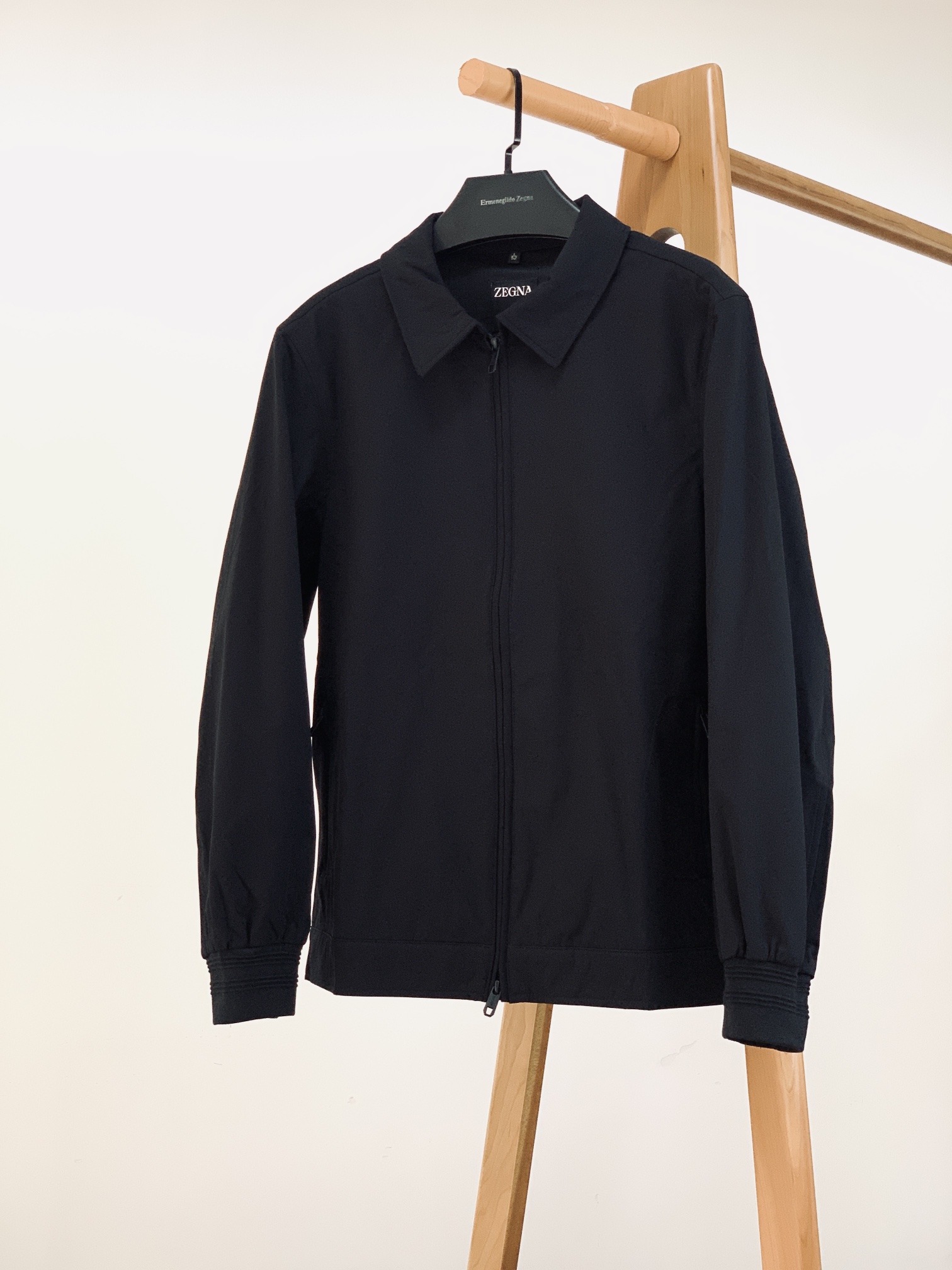 NO:125666,Ermenegildo Zegna 2025SS Early Spring New Products Business Elite Series. The EZ family has unique tailoring design and perfect Italian fashion aesthetic concepts, as well as the careful exploration and careful craftsmanship of fabrics, organically combining traditional craftsmanship and modern wisdom, allowing EZ art to be maximized!  The fabrics and auxiliary materials are all supplied by customers. The Italian century-old workshop is made of fixed weaving and dyeing. It is made of precious materials of golden proportions of mulberry silk to create an extremely luxurious fabric. In addition, the fabric itself is blended with a variety of colors and textiles, enriching the overall vision and creating an excellent touch experience, with excellent breathability!  The craftsmanship is exquisite and exquisite. Every detail shows the brand's strict quality requirements. The medium-length single-breasted placket design is equipped with a stand-up collar that can be turned outward. The pocket and rear collar are decorated with an iconic lambskin badge logo. The buttons are made of finely polished deep-sea mother shells. Each particle has a unique pattern structure and has an extremely high-end gloss. It is engraved with an exquisite brand logo!  The tailoring is first-class, the color matching is light and versatile, which is suitable for everyday outfits, and the mixing and matching is extremely compatible with a wide range of spaces. It can be used to manage a variety of occasions, including business commuting, official law, street leisure, etc. The upper body effect is capable and stylish, and it is easy to show the noble and elegant temperament. It is full of gentlemanly style and is an excellent high attendance item in the wardrobe!  It is hard to find!  …………………………………………………………………………… SizeM-3XL, zegna, sheepskin, gold, alexander wang19860909Ermenegildo Zegna 杰尼亚 2025SS早春新品 商务精英系列.EZ家族拥有独到的剪裁设计和完美的意式时装美学理念,以及对于面料的精心探索与精心雕琢,将传统工艺和现代化智慧有机的结合,让EZ艺术得到极致发挥！ 面料与辅料皆为客供,意大利百年工坊定织定染而成,混合黄金比例桑蚕丝矜贵材质,打造出极为奢华的面料,另外面料本身由多种色彩纺织交融,丰富了整体视觉,并缔造出极为出色的触感体验,透气性非常优越！ 工艺精湛考究,每一处细节皆在彰显品牌对于品质的苛刻要求,中长款单排扣门襟设计,搭载立领可外翻细节,口袋处及后领饰有标志性小羊皮徽章标识,纽扣采用深海母贝精细打磨制成,每一粒都有着独一无二的纹路构造,且有着极为高级的光泽度,上面镌刻有精美的品牌标识！ 剪裁一流,配色轻熟百搭,符合日常各种穿搭,混搭兼容空间极高,可驾驭多种场合,商务通勤、公务律政、出街休闲等,上身效果干练有型,极易彰显出尊贵优雅气质感,绅士范儿十足,属于衣橱绝佳的高出勤率单品！可遇而不可求！ …………………………………………………… SizeM-3XL,,zegna,sheepskin,gold,alexander wang,Men's clothing