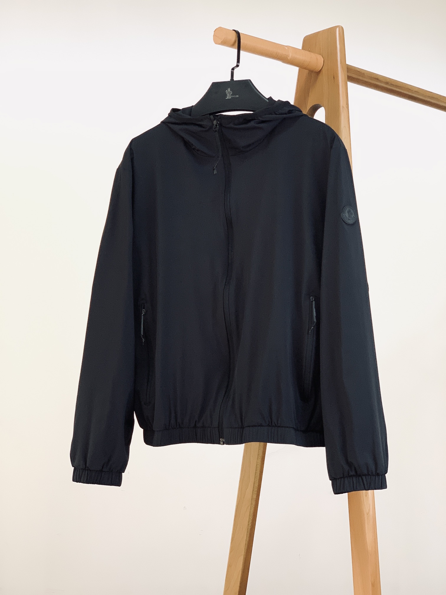 NO:125655,Moncler masked waterproof jacket hooded jacket, trading company channels, the outer layer of this jacket is super soft polyester fiber windproof and waterproof, and has both function and fashion. The fabric of polyester fiber is smooth and delicate and waterproof, presenting a fine texture and shimmer feeling, which is very soft and smooth and drape. The fabric is firm and solid, with strong wrinkle resistance. The selected new fabric is environmentally friendly and sustainable. All are made of high-density fabrics, with delicate and soft feel, and the upper body is wide and stylish, with invincible texture, excellent skin-friendly, and the texture is high-end and gorgeous!  The simple and capable design is elegant and elegant, and the neat tailoring techniques make the upper body fit and the outline is upright and tough. The pocket is a work of art designed to withstand consideration. The angle of the quilting line and the curve of the line are all professionally designed, and every stroke and every painting has its meaning. The designer and craftsman's ingenious colors match the tacit understanding, and enjoy comfort under the fashionable, elegant and handsome look!  People with high elegance and classic tastes in the upper body!  Unique textile technology, high and texture, full color of the fabric, reliable and resistant to washing. The touch feels soft and elastic, the upper body is warm and easy to lock, and it is always warm. It is definitely the best choice for people with taste. ……………………………………………………………………………………………………………………………………………………………………………………………………………………………………………………………………………………………………………………………………………………………………………………………………………………………………………………………………………………………………………………………………………………………………………………………………………………………………………………………………………………………………………………………………………………………………………………………………………………………………………………………………………………………………………………………………………………………………………………………………………………………………………………………………………………………………………………………………………………………………………………………………………………………………………………19860909Moncler 蒙口 防水夹克连帽外套,贸易公司渠道稀出,该款夹克外层超柔聚酯纤维防风防水,功能与时尚型兼具.聚酯纤维成分的织物布面光洁细腻而且防水,呈现出细密的肌理和微光感,非常柔软适顺滑有垂感,面料牢固结实,抗皱性强,挑选的新型面料环保可持续性使用.均为高密度织物制造而成,手感细腻柔软,穿着上身挺阔有型,质感无敌,亲肤性绝佳,肌理纹路透着高级和华丽感！简单干练的设计,富有气质又不失儒雅,加上利落的剪裁手法,使得上身后的版型合体服帖,轮廓挺拔硬朗.口袋是经过设计的经得住推敲的艺术品,绗线的角度,走线的弧度都是经过专业的设计,每一笔每一画都有他的意义.设计师与工艺师巧夺天工的颜色默契搭配,在时尚潇洒帅气之下又尽享舒适！穿着上身,即刻拥有高雅和经典品位的人士！独特的纺织工艺,高及质感,面料色泽饱满,牢靠耐水洗.触摸手感柔软有弹力,上身即锁温轻松洒脱时刻保暖.绝对是品位人士的不二之选. …………………………………………………… SizeM-3XL,,christian louboutin,Moncler,jackets & coats,jackets & coats,hats,alexander wang,Men's clothing