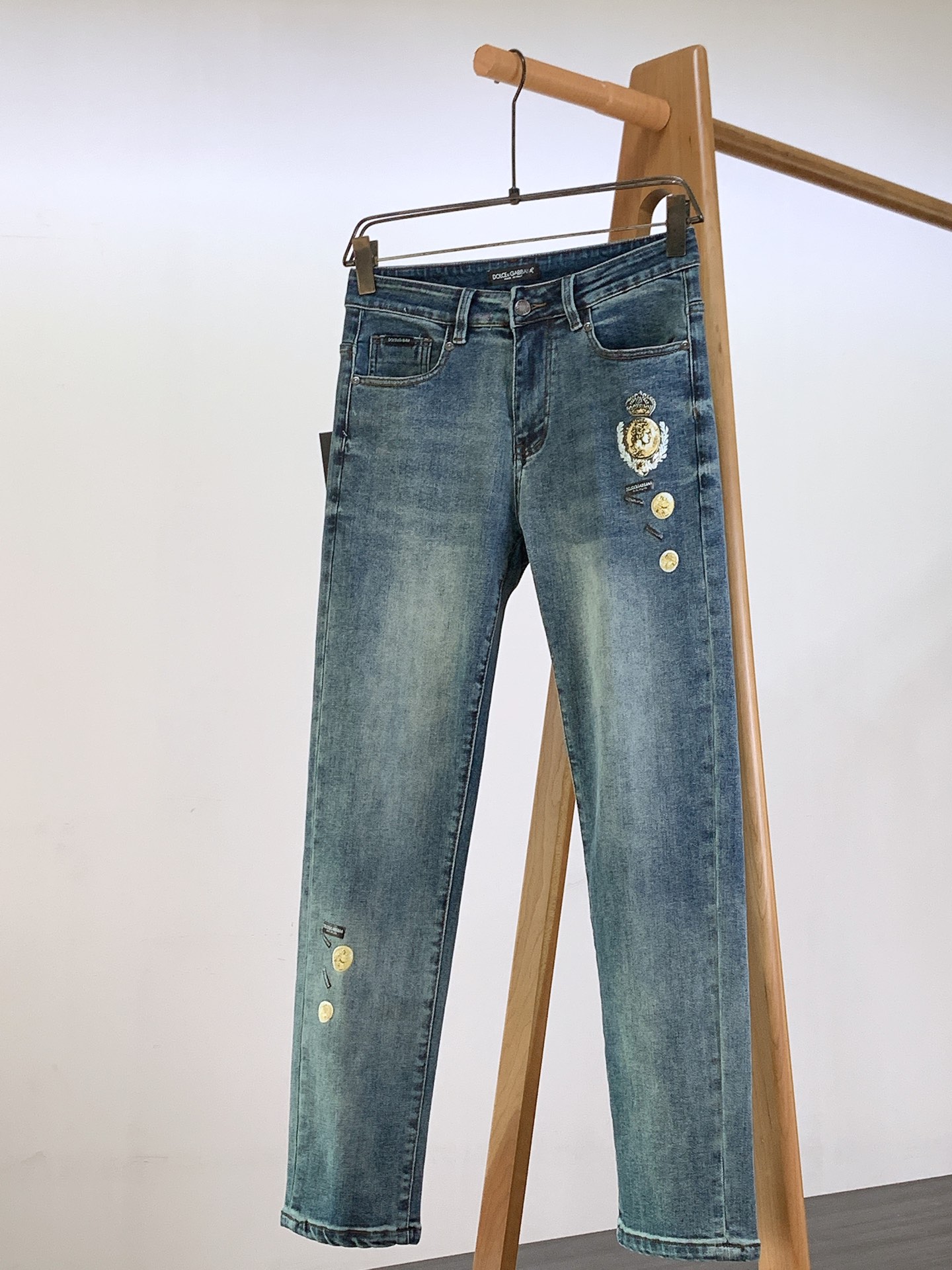 NO:125657,DOLCE&GABBANA 2025SS Early Spring New Product A jean with a very DG home aesthetic tone, dominated by fabric and quality, continuing the essence of normal design, label elements are perfectly embedded, foam printing has a sense of design, selected customer-supplied denim fabrics to create, with a clear three-dimensional twill texture on the surface of the fabric, which is quite high-end and standardized, and customer-supplied customized hardware and accessories. You can easily get the high-end and luxurious style of the big brand, and the sense of details is quite in place!  Easily create a handsome street dress template, an indispensable matching tool in men's wardrobe!  ……………………………………………………………………………………………………… Size29-38, Dolce & Gabbana, Dolce & Gabbana, Gucci, Jeans, Alexander wang19860909DOLCE&GABBANA 杜嘉班纳 2025SS早春新品 极具DG家美学基调的一款牛仔裤,以面料和品质为主导,延续了常态化的设计精髓,标签化元素完美嵌入,发泡印花颇具设计感,甄选客供丹宁牛仔面料打造而成,面料表面清晰立体的斜纹肌理,相当的高级有规格感,客供定制五金辅料.轻松就能Get到大牌的高奢格调,细节感相当到位！轻松打造街头帅气着装范本,男士衣橱里不可缺少的搭配神器！ …………………………………………………… Size29-38,,Dolce&Gabbana,Dolce&Gabbana,Dolce&Gabbana,gucci,jeans,alexander wang,Men's clothing