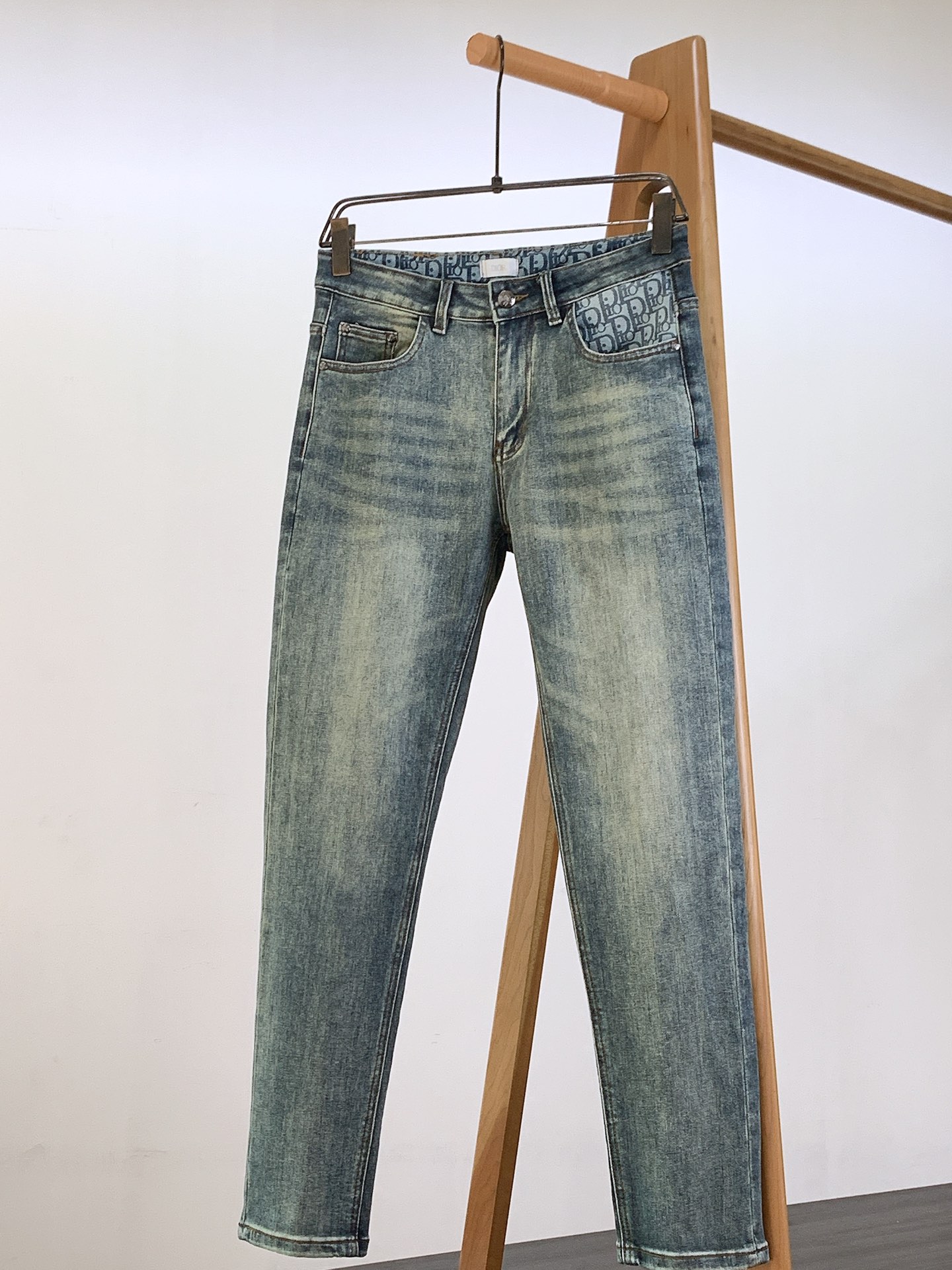 NO:125663,Dior Homme 2025SS early spring new product, high-end fashion sense, heavy-industry washing jeans. The fabric is very special, ultra-fine and fine imitation cotton yarn blend, super soft and comfortable. It has a casual, casual, and a relaxed and fashionable feeling. The cloth is refreshing, slightly stretchy, super soft and long-lasting, the whole pants are all traditional hand-wiping technology, natural stone grinding and light fermentation. The style belongs to the combination of small straight feet, and the details are exquisite. ………………………………………………………………………………………………………………………………………………………………………………………………………………………………………………………………………………………………………………………………………………………………………………………………………………………………………………………………………………………………………………………………………………………………………………………………………………………………………………………………………………………………………………………………………………………………………………………………………………………………………………………………………………………………………………………………………………………………………………………………………………………………………19860909Dior Homme 迪奥·桀傲 2025SS早春新品 高级时装感,重工洗水牛仔裤. 面料很特殊,超细精仿棉纱混纺,超柔舒适感. 具备牛仔随性感 ,休闲感 , 亦有轻松感 ,时尚感. 布面清爽,微弹力,超柔穿着时间长, 整条裤子全传统手擦工艺,自然石磨轻酵洗水. 版型属于合体小直脚剪裁,细节精致感. …………………………………………………… Size29-38,,dior,dior,jeans,alexander wang,Men's clothing