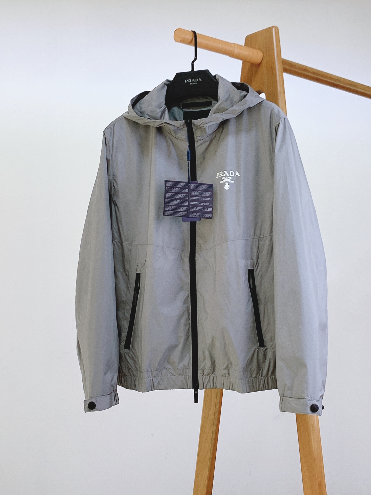 NO:125672,Prada 2025SS Early Spring New Product Casual Hooded Jacket Jacket, the outer layer of this jacket is super soft polyester fiber windproof and waterproof, and has both function and fashion. The fabric of polyester fiber is smooth and delicate and waterproof, presenting a fine texture and shimmer feeling, which is very soft and smooth and drooping. The fabric is firm and solid, with strong wrinkle resistance. The selected new fabric is environmentally friendly and sustainable. All are made of high-density fabrics, with delicate and soft feel, and the upper body is wide and stylish, with invincible texture, excellent skin-friendly, and the texture is high-end and gorgeous!  The simple and capable design is elegant and elegant, and the neat tailoring techniques make the upper body fit and the outline is upright and tough. The pocket is a work of art designed to withstand consideration. The angle of the quilting line and the curve of the line are all professionally designed, and every stroke and every painting has its meaning. The designer and craftsman's ingenious colors match the tacit understanding, and enjoy comfort under the fashionable, elegant and handsome look!  People with high elegance and classic tastes in the upper body!  Unique textile technology, high and texture, full color of the fabric, reliable and resistant to washing. The touch feels soft and elastic, the upper body is warm and easy to lock and keep warm all the time. It is definitely the best choice for people with taste. Recommended two colors ………………………………………………………………………………………………………………………………………………………………………………………………………………………………………………………………………………………………………………………………………………………………………………………………………………………………………………………………………………………………………………………………19860909Prada 普拉达 2025SS早春新品 休闲连帽夹克外套,该款夹克外层超柔聚酯纤维防风防水,功能与时尚型兼具.聚酯纤维成分的织物布面光洁细腻而且防水,呈现出细密的肌理和微光感,非常柔软适顺滑有垂感,面料牢固结实,抗皱性强,挑选的新型面料环保可持续性使用.均为高密度织物制造而成,手感细腻柔软,穿着上身挺阔有型,质感无敌,亲肤性绝佳,肌理纹路透着高级和华丽感！简单干练的设计,富有气质又不失儒雅,加上利落的剪裁手法,使得上身后的版型合体服帖,轮廓挺拔硬朗.口袋是经过设计的经得住推敲的艺术品,绗线的角度,走线的弧度都是经过专业的设计,每一笔每一画都有他的意义.设计师与工艺师巧夺天工的颜色默契搭配,在时尚潇洒帅气之下又尽享舒适！穿着上身,即刻拥有高雅和经典品位的人士！独特的纺织工艺,高及质感,面料色泽饱满,牢靠耐水洗.触摸手感柔软有弹力,上身即锁温轻松洒脱时刻保暖.绝对是品位人士的不二之选.两色推荐 …………………………………………………… SizeM-3XL,,prada,prada,jackets & coats,jackets & coats,hats,alexander wang,Men's clothing