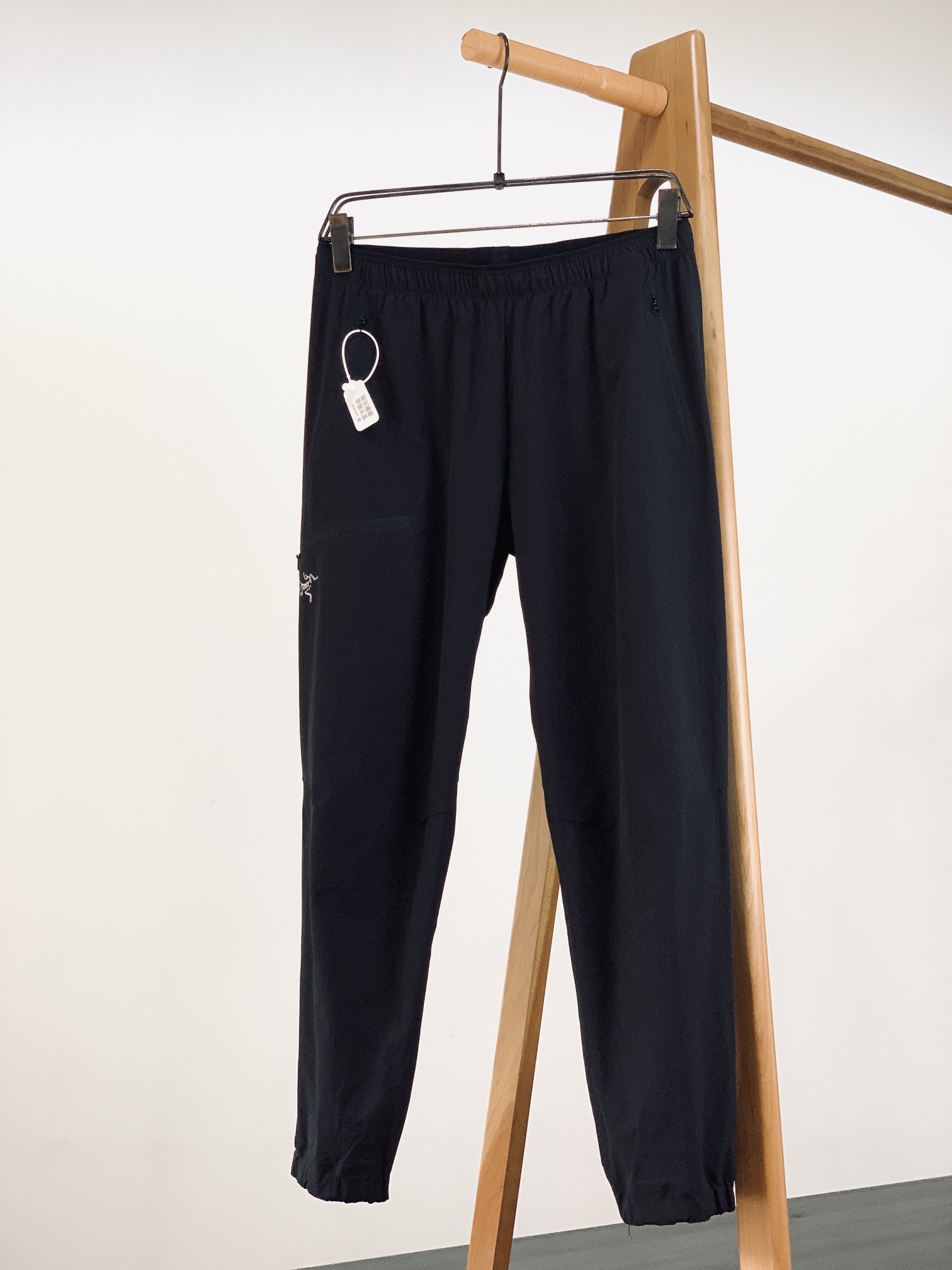 NO:125687,ARCTERYX Men's Lightweight Quick Dry Pants. MX Men's Pants This G@ma MX Pants can cope with changing weather for rock climbing, traveling or hiking. Lightly warm, breathable and elastic, and can be weatherproof. Fortius2.0 fabric has an outstanding warm-to-weight ratio, long-lasting wear-resistant. The crotch corner fabric design combines the elasticity of the fabric, making it more mobile, and the pocket can still easily pick up and hold items when carrying a backpack or wearing a seat belt. ………………………………………………………………………………………………………………………………………………………………………………………………………………………………………………………………………………………………………………………………………………………………………………………………………………………………………………………………………………………………………………………………………………………………………………………………………………………………………………………………………………………………………………………………………………………………………………………………………………………………………………………………………………………………………………………………………………………………………………………………………………………………………………19860909ARCTERYX 始祖鸟 男款轻量快干裤. MX 男子长裤这款 G@ma MX 裤子可应对多变的天气适用于攀岩、旅行或远足.轻度保暖,透气弹力,可防风雨. Fortius2.0 面料具有出众的暖重比,持久耐磨. 裤裆插角布设计与面料弹性相结合,更加活动自如,口袋在背负背包或佩戴安全带时仍能方便取放物品. …………………………………………………… SizeM-XXL,arc'teryx,backpacks,alexander wang,Men's clothing