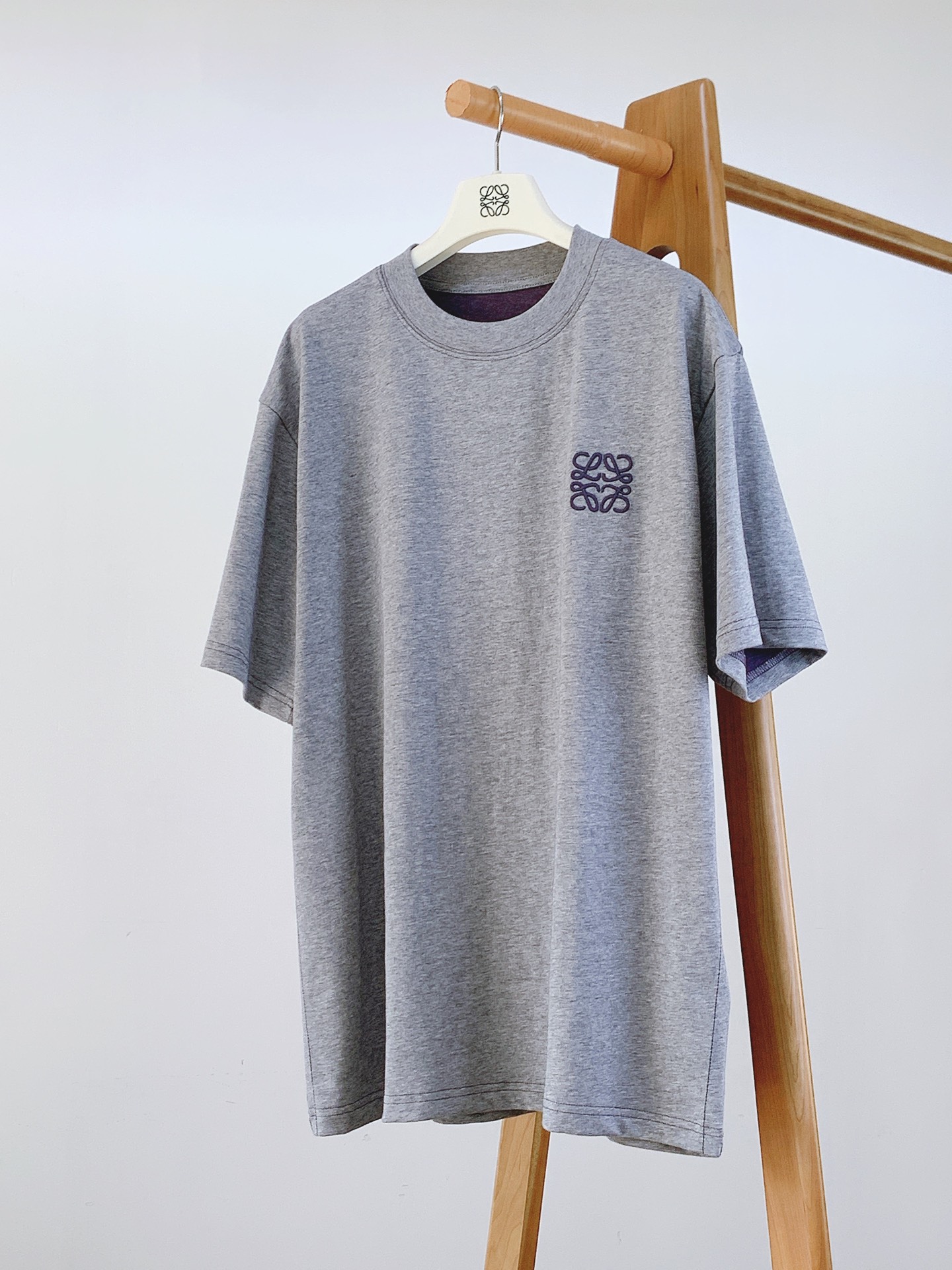 NO:125674,Loewe Basic embroidery logo short sleeves, heavyweight stunning items, series on sale on the official website. It is woven by luxury first-tier brands of royal fabric factories, soft and comfortable to wear, moisture-absorbing and breathable, with good elasticity and drooping. The Tajima embroidery logo pattern on the chest is full of quality, extremely versatile, both inside and outside, and very outstanding!  Same style for men and women, recommended for two colors ………………………………………………………………………………………………………………………………………………………………………………………………………………………………………………………………………………………………………………19860909Loewe 罗意威 基础款刺绣标识短袖,重磅级尤物单品,官网在售系列.奢侈一线大牌的御用面料厂织造,手感柔软 舒适,穿着无累赘感,吸湿透气,弹性与垂感颇佳.胸前田岛机刺绣标识图案,品质感十足,极为百搭系无论内搭还是外穿都非常出彩！男女同款,两色推荐 …………………………………………………… SizeS-XXL,,loewe,loewe,T-shirt,alexander wang,Men's clothing