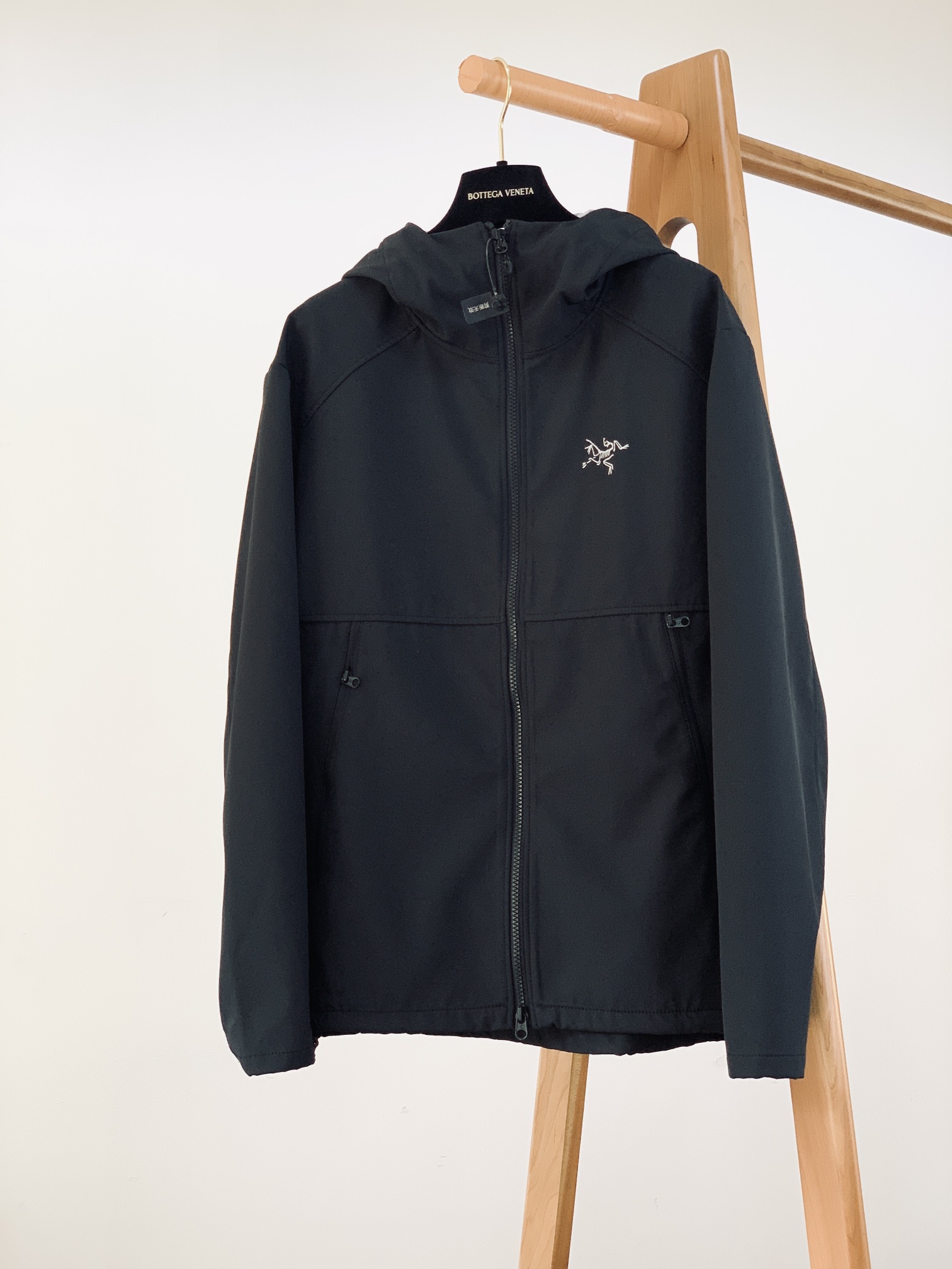 NO:132022,ARCTERYX The latest thin outdoor zipper soft-shell jacket stretch jacket, functional shell fabric 90 nylon 10 spandex!  Lightweight, wear-resistant, breathable, and all four-sided elastic are all basic attributes!  It has excellent lightweight, tear resistance and DWR water splash resistance!  Lightweight and breathable, basically has no feeling on the upper body, and it is comfortable to stir-fry!  High JI material, very soft and warm feel!  Ergonomic three-dimensional cutting, effectively fit the body!  Simple stand-alone zippered closure, versatile and timeless!  Invisible zippers on both sides are inserted into the pocket!  Adjustable hem with drawstring design, easy to shrink!  The line splicing design is simple, the internal double-line stitching is cut and the details are exquisite. It is suitable for outdoor sports and daily commuting. If you like it, feel at ease!  ………………………………………………………………………… SizeM-4XL,arc'teryx,jackets & coats,jackets & coats,alexander wang19860909ARCTERYX 始祖鸟 最新薄款户外拉链软壳夹克弹力外套,功能性外壳面料90锦纶10氨纶！ 轻薄,耐磨,透气,四面弹都是基础属性！具备出色的轻量化,抗撕裂以及DWR防泼水性能！轻便透气,上身基本都没啥感觉,炒级舒服！高JI材质,手感是非常柔软温润的 ！人体工学立体裁剪,有效贴合身材！简约立领拉链门襟,万能不过时！两侧隐形拉链插兜！可调下摆带抽绳设计,收缩自如！线条拼接设计简洁,内部双线缝合, 剪裁落,细节精湛,适合户外运动也适合日常通勤,喜欢放心入！ …………………………………………………… SizeM-4XL,arc'teryx,jackets & coats,jackets & coats,alexander wang,Men's clothing