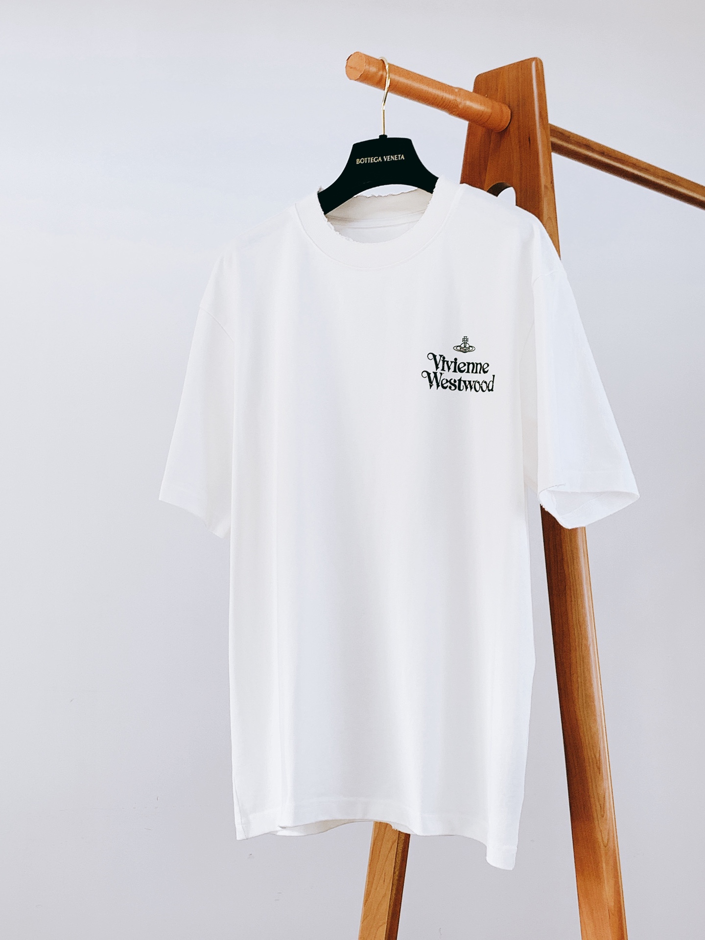 NO:125671,Vivienne Westwood 2025SS Spring and Summer New Products Heavyweight Beautiful Products, Series on sale on the official website. It is woven by luxury first-tier brands of royal fabric factories, soft and comfortable to wear, no cumbersome feeling, moisture absorption and breathability, good elasticity and drooping. Digital positioning printing in front and back has a very high recognition and full of quality. It is extremely versatile, both inside and outside!  Small wide style, same style for men and women. Recommended two colors ………………………………………………………………………………………………………………………………………………………………………………………………………………………………………………………………………………………………………19860909Vivienne Westwood 薇薇恩·韦斯特伍德 2025SS春夏新品 重磅级尤物单品,官网在售系列.奢侈一线大牌的御用面料厂织造,手感柔软舒适,穿着无累赘感,吸湿透气,弹性与垂感颇佳.前后数码定位印花,辨识度极高,品质感十足,极为百搭系无论内搭还是外穿都非常出彩！微阔版型,男女同款.两色推荐 …………………………………………………… SizeS-XXL,,alexander wang,Men's clothing