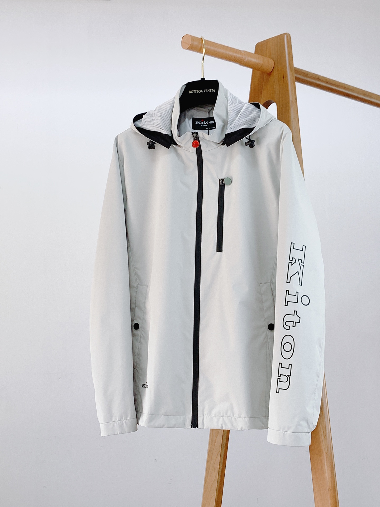 NO:125684,Kiton Christ Greed 2025SS Early Spring New Products Channel's high-quality products!  !  !  The best hooded casual jacket this year, close your eyes!  Customized fabrics are provided to meet various quality controls and detailed controls. Such weight and value really require careful consideration to be carefully crafted and slowly to achieve the effect of perfectly creating a straight and straight chest. The grade revealed by texture is by no means an ordinary jacket. The meticulous work is not perfunctory. The taste and temperament that are always revealed in behavior!  The upper body is handsome and charming!  ……………………………………………………………………………… SizeM-3XL,,jackets & coats,hats,alexander wang19860909Kiton 基督恩 2025SS早春新品 渠道的精品狠货！！！ 今年最好看的连帽休闲外套 闭眼入！ 客供定制面料 满足各种品质控 细节控 这样的分量与价值真的是需要细琢慢究 成完美缔造胸挺立廓的效果 质感所流露的档次绝非一般外套  精工细作并非敷衍了事 举止之间时刻流露出的品味及气质！ 上身帅气迷人！ …………………………………………………… SizeM-3XL,,jackets & coats,hats,alexander wang,Men's clothing