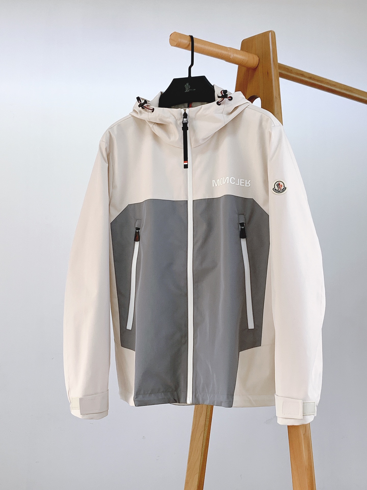 NO:125691,Moncler masked contrasting waterproof jacket hooded jacket, trade company channels, original OEM. The outer layer of this jacket is super soft polyester fiber windproof and waterproof, and has both function and fashion. The fabric with polyester fiber is smooth and delicate and waterproof, presenting a fine texture and shimmer feeling, which is very soft and smooth and drape. The fabric is firm and solid, with strong wrinkle resistance. The selected new fabric is environmentally friendly and sustainable. All are made of high-density fabrics, with delicate and soft feel, and the upper body is wide and stylish, with invincible texture, excellent skin-friendly, and the texture is high-end and gorgeous!  The simple and capable design is elegant and elegant, and the neat tailoring techniques make the upper body fit and the outline is upright and tough. The pocket is a work of art designed to withstand consideration. The angle of the quilting line and the curve of the line are all professionally designed, and every stroke and every painting has its meaning. The designer and craftsman's ingenious colors match the tacit understanding, and enjoy comfort under the fashionable, elegant and handsome look!  People with high elegance and classic tastes in the upper body!  Unique textile technology, high and texture, full color of the fabric, reliable and resistant to washing. The touch feels soft and elastic, the upper body is warm and easy to lock, and it is always warm. It is definitely the best choice for people with taste. ……………………………………………………………………………………………………………………………………………………………………………………………………………………………………………………………………………………………………………………………………………………………………………………………………………………………………………………………………………………………………………………………………………………………………………………………………………………………………………………………………………………………………………………………………………………………………………………………………………………………………………………………………………………………………………………………………………………………………………………………………………………………………………………………………………………………………………………………………………………………………………………………………………………………………………………19860909Moncler 蒙口 撞色防水夹克连帽外套,贸易公司渠道稀出,原厂代工出品.该款夹克外层超柔聚酯纤维防风防水,功能与时尚型兼具.聚酯纤维成分的织物布面光洁细腻而且防水,呈现出细密的肌理和微光感,非常柔软适顺滑有垂感,面料牢固结实,抗皱性强,挑选的新型面料环保可持续性使用.均为高密度织物制造而成,手感细腻柔软,穿着上身挺阔有型,质感无敌,亲肤性绝佳,肌理纹路透着高级和华丽感！简单干练的设计,富有气质又不失儒雅,加上利落的剪裁手法,使得上身后的版型合体服帖,轮廓挺拔硬朗.口袋是经过设计的经得住推敲的艺术品,绗线的角度,走线的弧度都是经过专业的设计,每一笔每一画都有他的意义.设计师与工艺师巧夺天工的颜色默契搭配,在时尚潇洒帅气之下又尽享舒适！穿着上身,即刻拥有高雅和经典品位的人士！独特的纺织工艺,高及质感,面料色泽饱满,牢靠耐水洗.触摸手感柔软有弹力,上身即锁温轻松洒脱时刻保暖.绝对是品位人士的不二之选. …………………………………………………… SizeM-3XL,,christian louboutin,Moncler,jackets & coats,jackets & coats,hats,alexander wang,Men's clothing