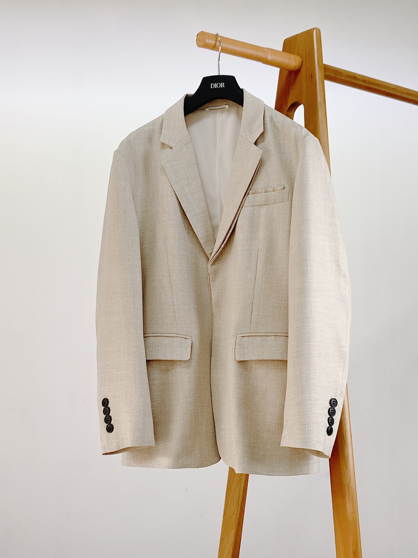 NO:125685,Dior Homme 2025SS early spring new product, fashionable and casual single, customized blended fabrics for customer supply... The three-defense characteristics are outstanding!  !  !  Full of rich retro style, very fashionable and eye-catching!  Can be worn with waist-retracting. Hidden open and close oblique patterns, with extremely high recognition. Excellent details, invincible tailoring, clean and neat design, simple and generous. A must-have suit for men in business, recommended for two colors ………………………………………………………………………………………………………………………………………………………………………………………………………………………………………………………………………………………………………………………………………………………………………………………………………………………………………………………………………………………………………………………………………………………………………………………………………………………………………………………………………………………………………………………………………………………………………………………………………………………………………………………………………………………………………………………………………………………………………………………………………………………………………………………………………………………………………………………………………………………………………………………………………………………………………19860909Dior Homme 迪奥·桀傲 2025SS早春新品 时尚休闲单西,客供定制混纺面料打造...三防特性突出！！！充满浓郁的复古格调,非常时髦吸睛！可收腰穿着.隐藏开合oblique花纹,辨识度极高.细节方面非常出色,剪裁无敌,通身设计干净利落,简约而大方.男士商务必备的西服,两色推荐 …………………………………………………… SizeM-3XL,,dior,dior,alexander wang,Men's clothing