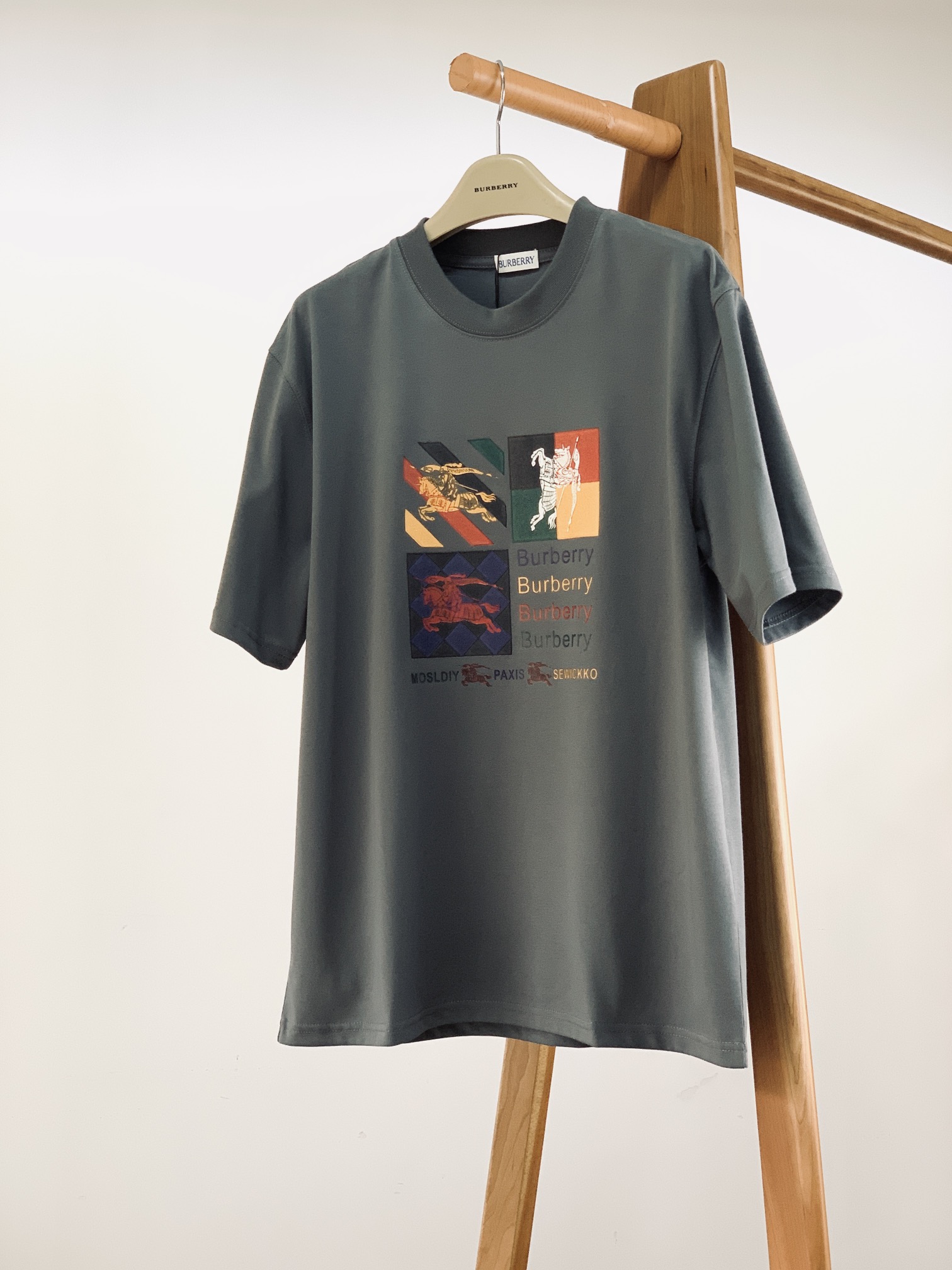 NO:125662,Burberry 2025SS spring and summer new product, fashionable and casual T-shirt, a must-have style for high-end temperament, a single item with a very tone and charm!  Customized high-density cotton fabric. The overall clothes are soft and delicate and textured. The heavy-duty printed pattern on the chest is highly recognizable, demonstrating the designer's charm and artistic sense of modern art. It is an extremely luxurious high-end item, the same style as men and women, and the three-color recommendation ……………………………………………………………………………………………………………………………………………………………………………………………………………………………………………………………………………………………………………………………………………………………………………………………………………………………………………………………………………………………………………………………………………………………………………………………………………………………………………………………………………………………………………………………………………………………………………………………………………………………………………………………………………………………………………………………………………………………………………………………………………………………………………………………………………………………………………………………………………………………………………………………………19860909Burberry 巴宝莉 2025SS春夏新品 时尚休闲T恤,高端气质型必入的极品款式,一款极具腔调感与魅力的单品！定制高密度纯棉面料打造.整体衣服柔软手感细腻有质感.胸前重工印花图案,辨识度极高,彰显出设计师对于现代艺术魅力与艺术感,属于极为奢华的高端单品,男女同款,三色推荐 …………………………………………………… SizeM-3XL,,burberry,burberry,tees，t-shirt,alexander wang,Men's clothing