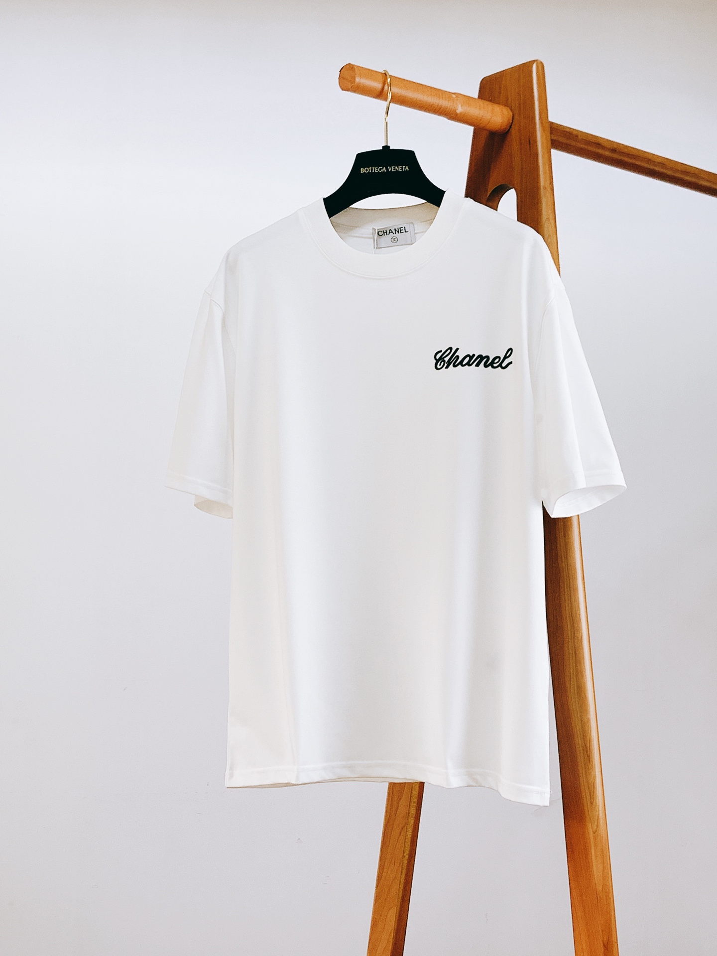 NO:125677,Chanel Chanel 2025SS Spring and Summer New Product Hand-painted Logo Short TEE, each piece is made of pure hand-painted, with versatile details perfectly processed 240 grams of pure cotton fabric, embossed letter logo on the chest, digital positioning printing logo craft pattern behind, clear handwriting, fashionable and versatile upper body, same style as internet celebrities, same style as men and women, recommended for two colors ………………………………………………………………………………………………………………………………………………………………………………………………………………………………………………………………………………………………………………………………………………………………………………………………………………………………………………………………………………………………………………………………………………………………………………………………………………………………………………………………………………………………………………………………………………………………………………………………………………………………………………………………………………………………………………………………………………………………………………………………………………………………………………………………………………………………………19860909Chanel 香奈儿 2025SS春夏新品 手绘标识短TEE,每一件都是纯手工画制而成,百搭款细节处理完美240克纯棉面料,胸前浮雕字母标识,背后数码定位印花标识工艺图案,字迹清晰,上身时尚百搭,网红明星同款,男女同款,两色推荐 …………………………………………………… SizeM-3XL,,chanel,chanel,alexander wang,Men's clothing