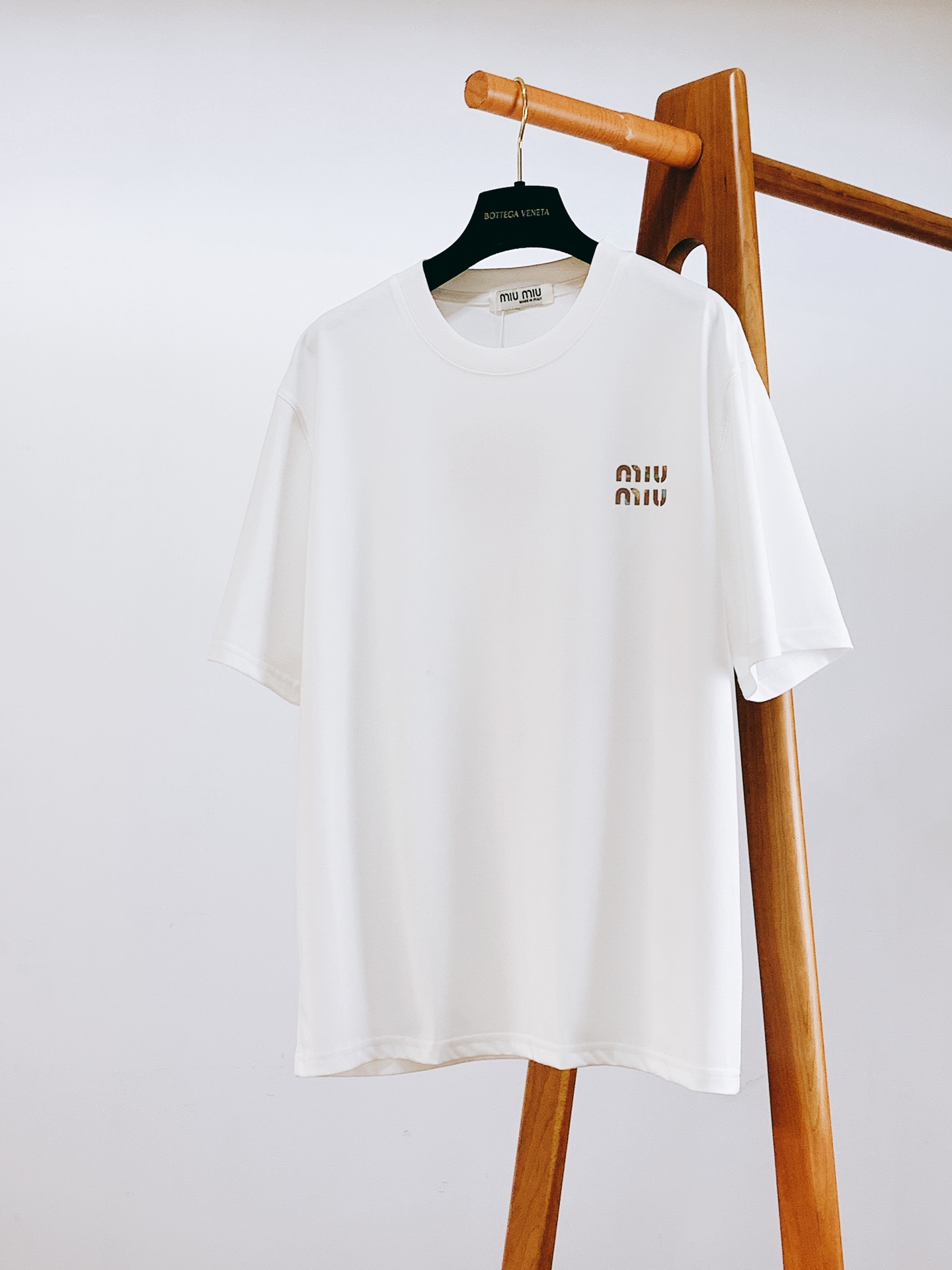 NO:125683,Miumiu 2025SS Spring and Summer New Product Couple Style Letter Logo is short TEE, trading company channels are rare, casually matched neutral style, and a versatile item that can be used by both men and women!  Relief letter logo on the chest, selected high-quality, high-end pure cotton fabric, the fabric feels soft and fluffy, the touch is skin-friendly and comfortable and warm, the texture is great, the upper body is atmospheric and fashionable when going out!  Two colors recommendation ……………………………………………………………………………… SizeM-3XL,,miumiu,alexander wang19860909Miumiu 缪缪 2025SS春夏新品 情侣款字母标识短TEE,贸易公司渠道稀出,随性搭配的中性风,男女皆可上身的百搭单品！胸前浮雕字母标识,甄选优质高支纯棉面料打造,面料手感柔软蓬松,触感亲肤舒适保暖,质感非常棒,上身大气时髦出门！两色推荐 …………………………………………………… SizeM-3XL,,miumiu,alexander wang,Men's clothing
