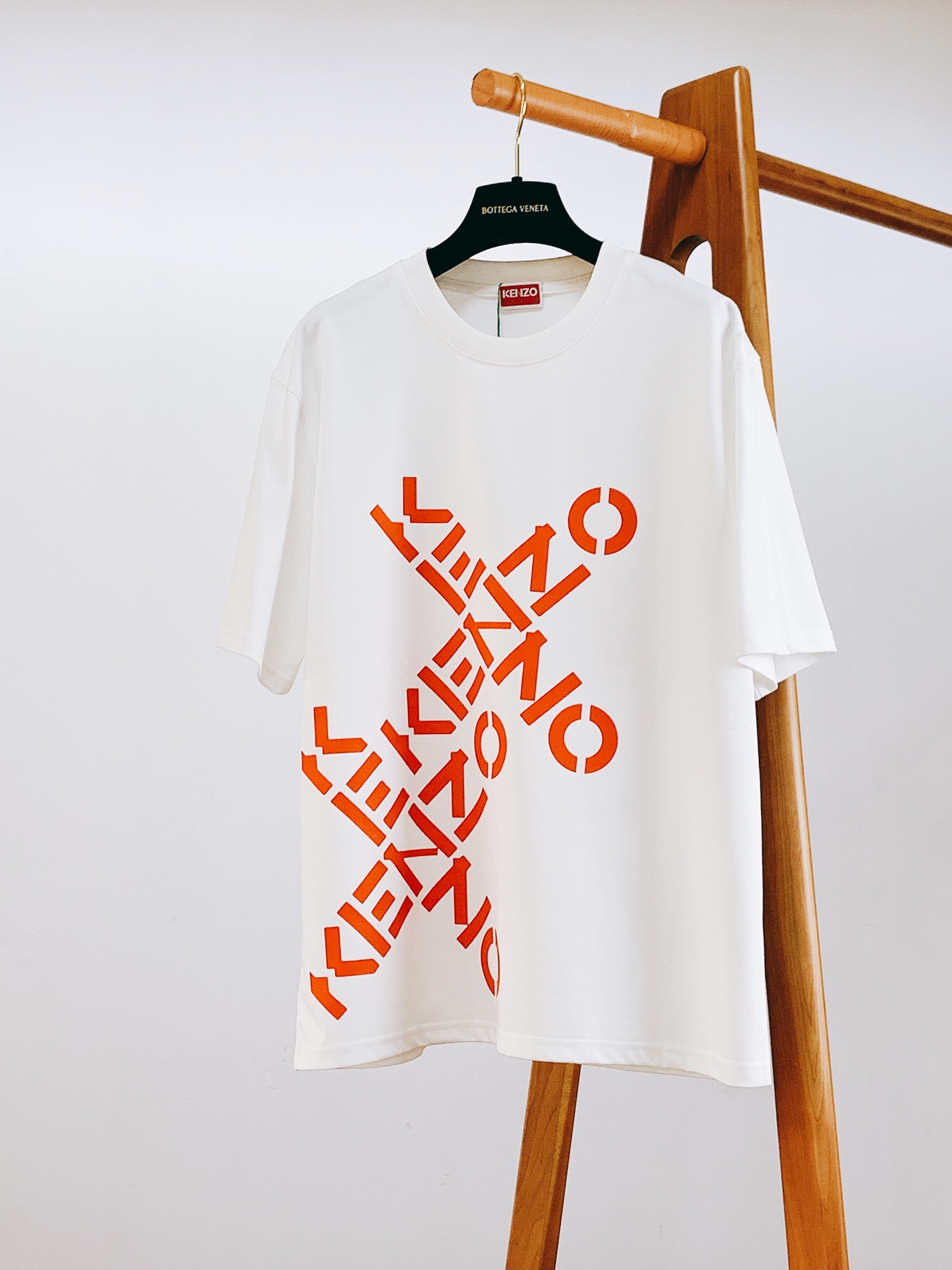 NO:125665,Kenzo Takada Kidney San 2025SS Spring and Summer New Products Heavyweight Beautiful Products, Series on sale on the official website. It is woven by a luxury first-tier brand royal fabric factory. It feels soft and comfortable to wear, and it has no cumbersome feeling, moisture absorption and breathability, and has a good elasticity and drooping feeling. The 3D digital positioning printing pattern on the chest is full of quality, and it is extremely versatile, both inside and outside, and it is very outstanding!  Same style for men and women, recommended for two colors …………………………………………………………………………………………… SizeM-3XL,,alexander wang19860909Kenzo 高田肾三 2025SS春夏新品 重磅级尤物单品,官网在售系列.奢侈一线大牌的御用面料厂织造,手感柔软舒适,穿着无累赘感,吸湿透气,弹性与垂感颇佳.胸前3D数码定位印花图案,品质感十足,极为百搭系无论内搭还是外穿都非常出彩！男女同款,两色推荐 …………………………………………………… SizeM-3XL,,alexander wang,Men's clothing