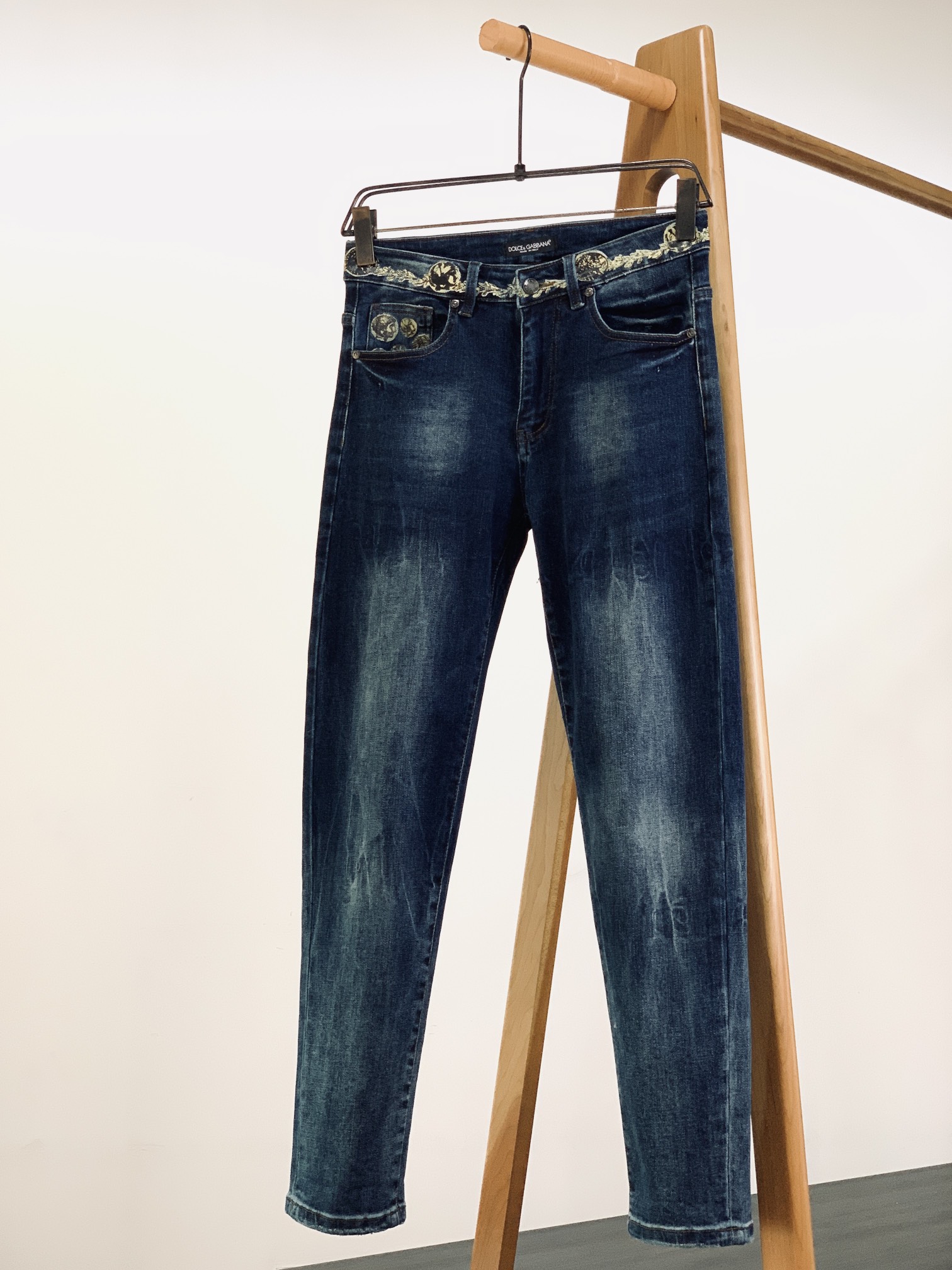 NO:125679,DOLCE&GABBANA 2025SS Early Spring New Product A pair of jeans with a DG home aesthetic tone, dominated by fabric and quality, continuing the essence of normal design, label elements are perfectly embedded, and customer-supplied denim fabric is selected to create a twill texture with a clear three-dimensional surface of the fabric, which is quite high-end and standardized, and customer-supplied customized hardware and accessories. You can easily get the high-end style of a big brand, and the details are quite in place!  Easily create a handsome street dress template, an indispensable matching tool in men's wardrobe!  ……………………………………………………………………………………………………… Size29-38, Dolce & Gabbana, Dolce & Gabbana, Gucci, Jeans, Alexander wang19860909DOLCE&GABBANA 杜嘉班纳 2025SS早春新品 极具DG家美学基调的一款牛仔裤,以面料和品质为主导,延续了常态化的设计精髓,标签化元素完美嵌入,甄选客供丹宁牛仔面料打造而成,面料表面清晰立体的斜纹肌理,相当的高级有规格感,客供定制五金辅料.轻松就能Get到大牌的高奢格调,细节感相当到位！轻松打造街头帅气着装范本,男士衣橱里不可缺少的搭配神器！ …………………………………………………… Size29-38,,Dolce&Gabbana,Dolce&Gabbana,Dolce&Gabbana,gucci,jeans,alexander wang,Men's clothing