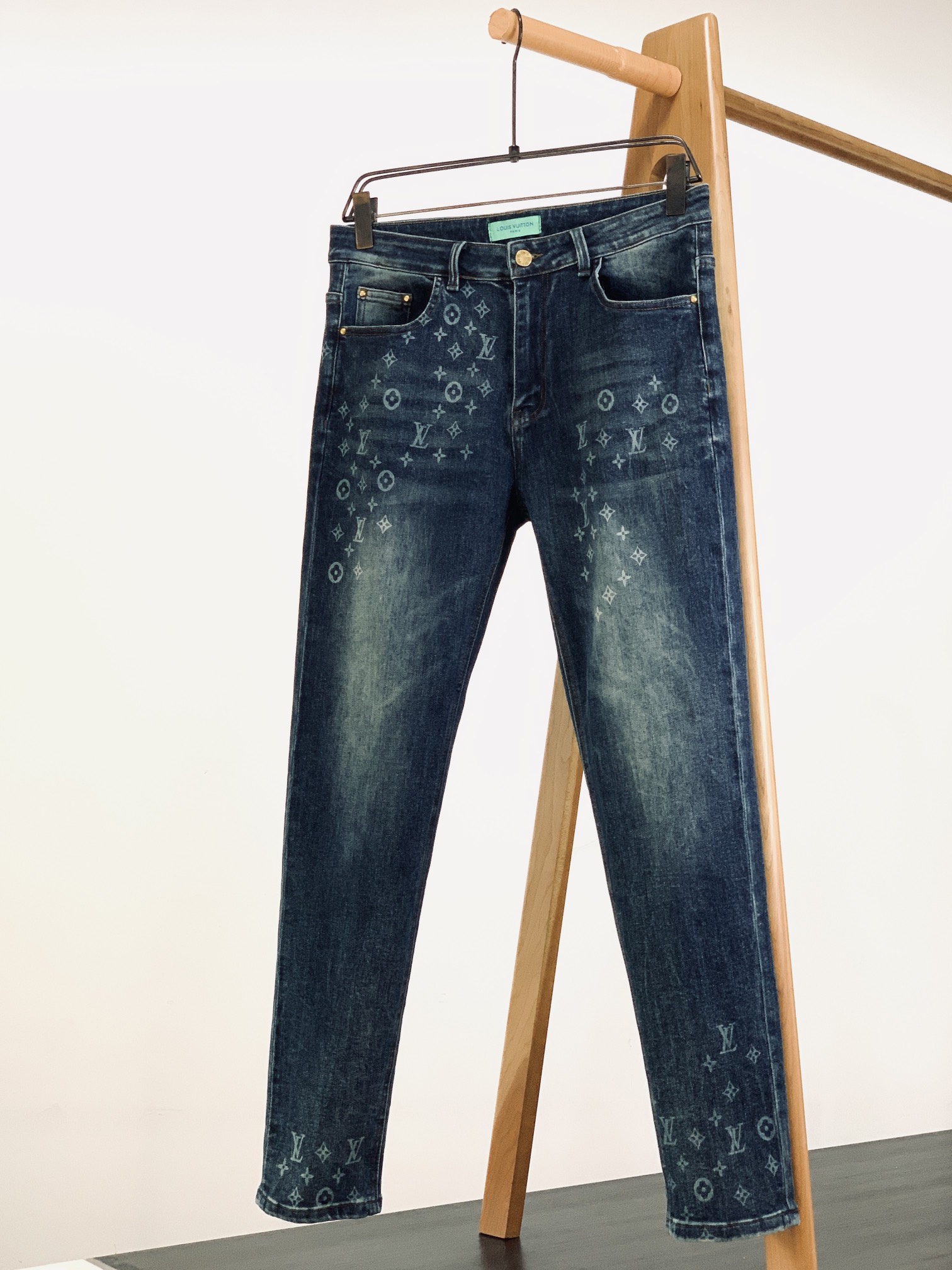 NO:132158,Louis Vuitton 2025SS Spring and Summer New Product Donkey Casual Denim. Love this one, the elastic jeans... Heavy industry washing process... Customized hardware accessories, straight trousers, the fabric is comfortable, soft and skin-friendly, the upper body is wide and stylish, and it is not easy to wrinkle. The unique color and design style, and the awesome details are blessed. ………………………………………………………………………………………………………………………………………………………………………………………………………………………………………………………………………………………………………………………………………………………………………………………………………………………………………………………………………………………………………………………………………………………………………………………………………………………………………………………………………………………………………………………………………………………………………………………………………………………………………………………………………………………………………………………………………………………………………………………………………………………………………………………………………………………………………………………19860909LouisVuitton 路易威登 2025SS春夏新品 驴家休闲牛仔.独爱这一条,弹力加倍的牛仔裤…… 重工洗水工艺…..开模定制五金配件,直筒裤脚,面料舒适柔软亲肤,上身挺阔有型、不易起皱.独特的颜色和设计风格,还有牛逼的细节加持. …………………………………………………… Size29-38,,louis vuitton,louis vuitton,louis vuitton,louis vuitton,jeans,alexander wang,Men's clothing